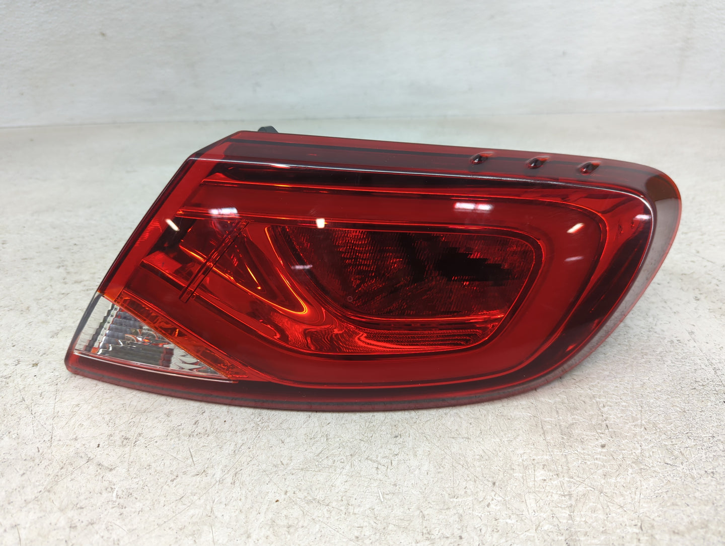 2015-2016 Chrysler 200 Tail Light Assembly Passenger Right OEM P/N:49033G Fits Fits 2015 2016 OEM Used Auto Parts - Oemuseda