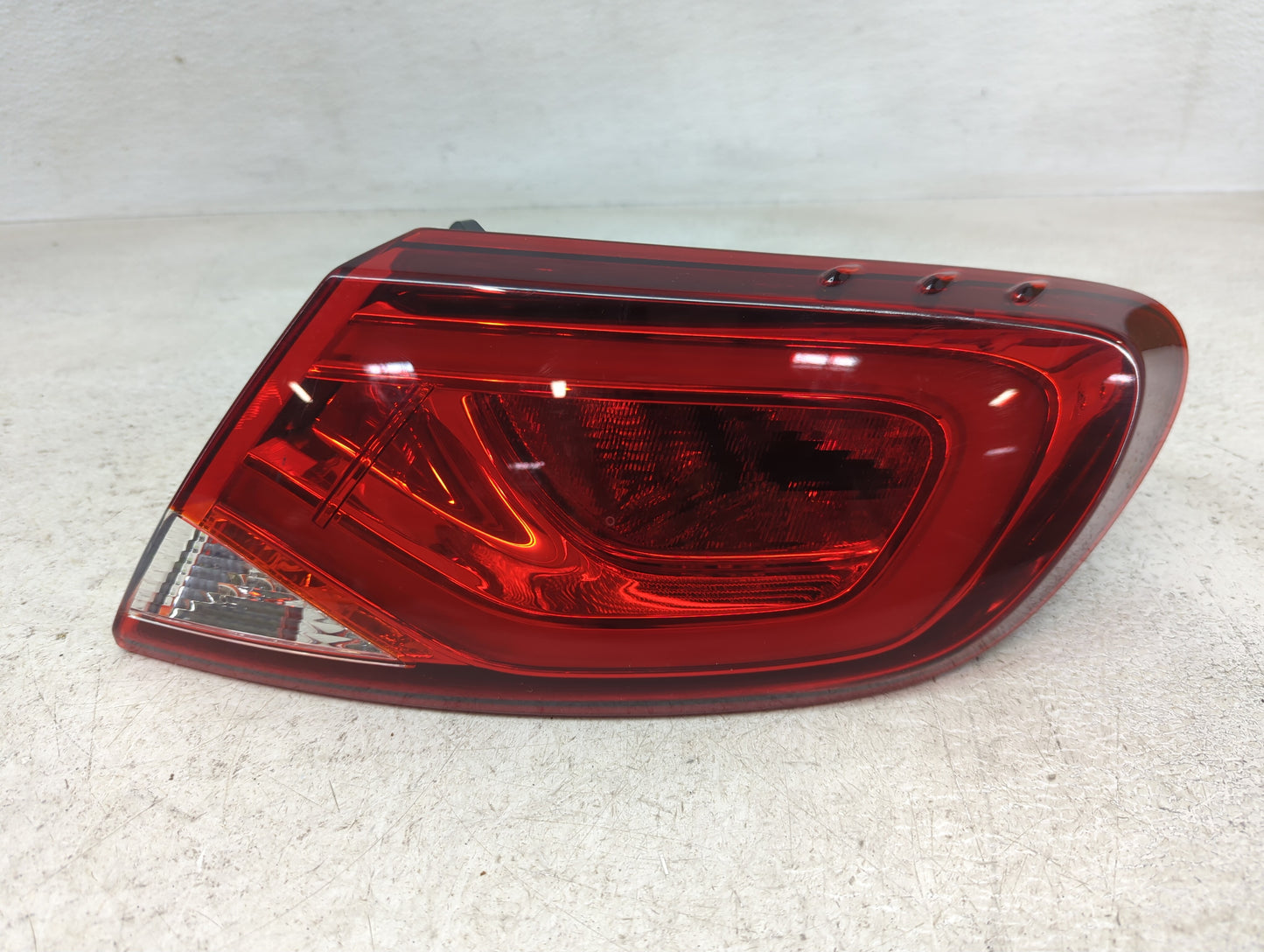 2015-2016 Chrysler 200 Tail Light Assembly Passenger Right OEM P/N:49033G Fits Fits 2015 2016 OEM Used Auto Parts - Oemuseda