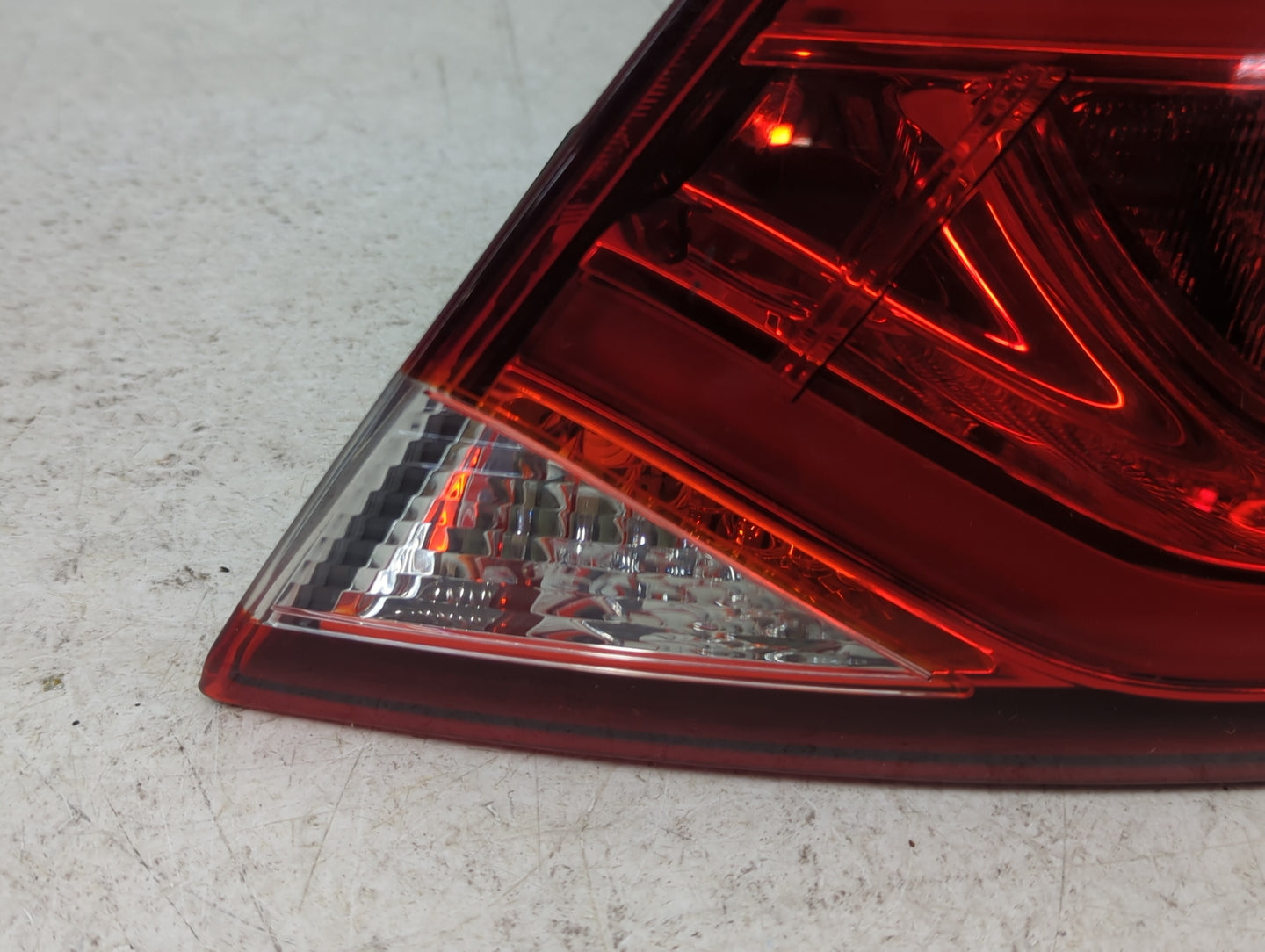 2015-2016 Chrysler 200 Tail Light Assembly Passenger Right OEM P/N:49033G Fits Fits 2015 2016 OEM Used Auto Parts - Oemuseda