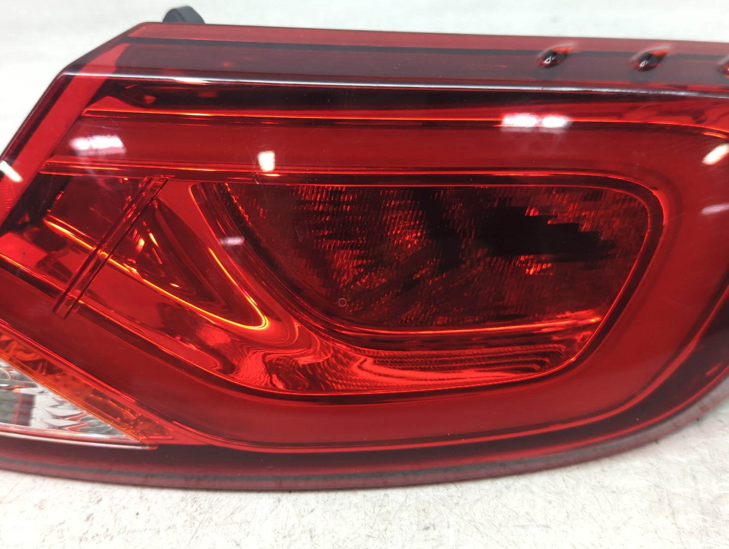 2015-2016 Chrysler 200 Tail Light Assembly Passenger Right OEM P/N:49033G Fits Fits 2015 2016 OEM Used Auto Parts - Oemuseda