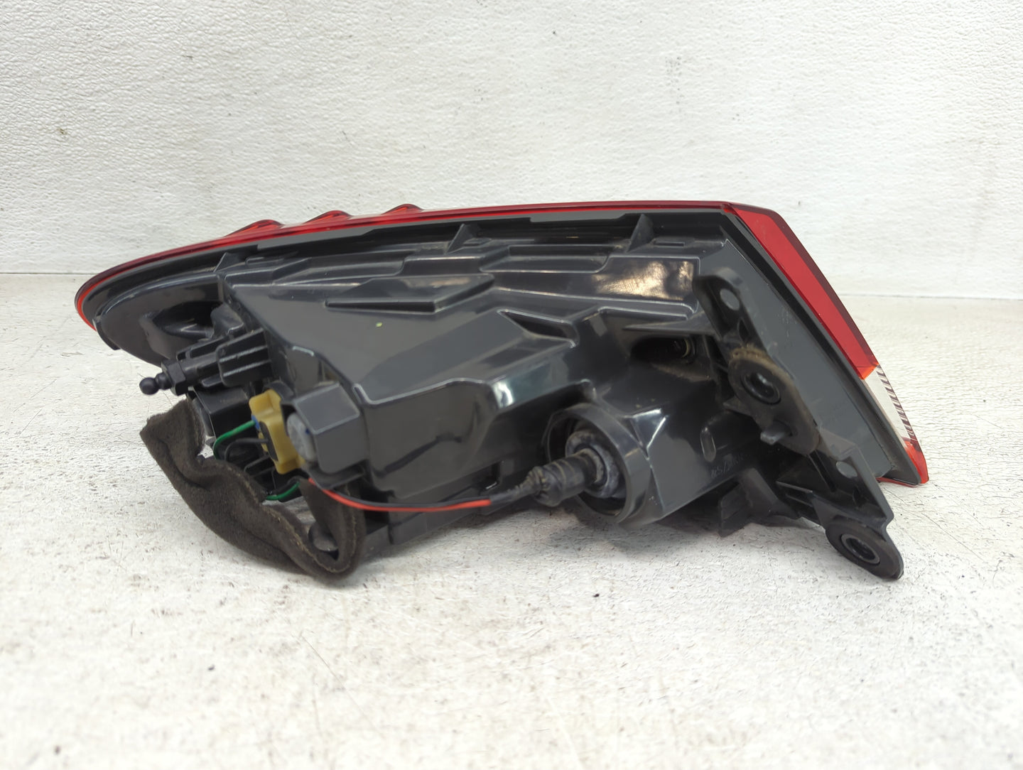 2015-2016 Chrysler 200 Tail Light Assembly Passenger Right OEM P/N:49033G Fits Fits 2015 2016 OEM Used Auto Parts - Oemuseda
