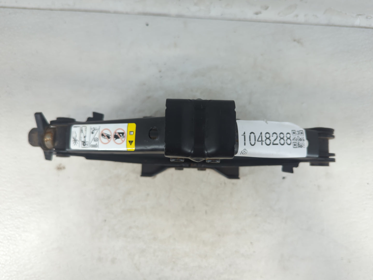 2015 Chrysler 200 Spare Scissor Car Jack 1048288 - Oemusedautoparts1.com