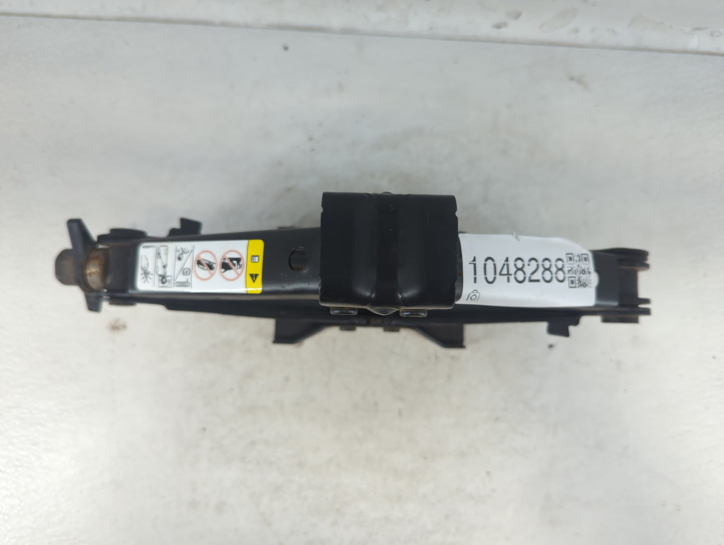 2015 Chrysler 200 Spare Scissor Car Jack 1048288 - Oemusedautoparts1.com