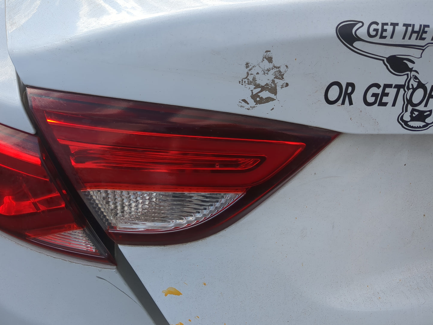 2015-2017 Chrysler 200 Driver Left Side Deck Lid Mounted Tail Light 1174118 - Oemusedautoparts1.com