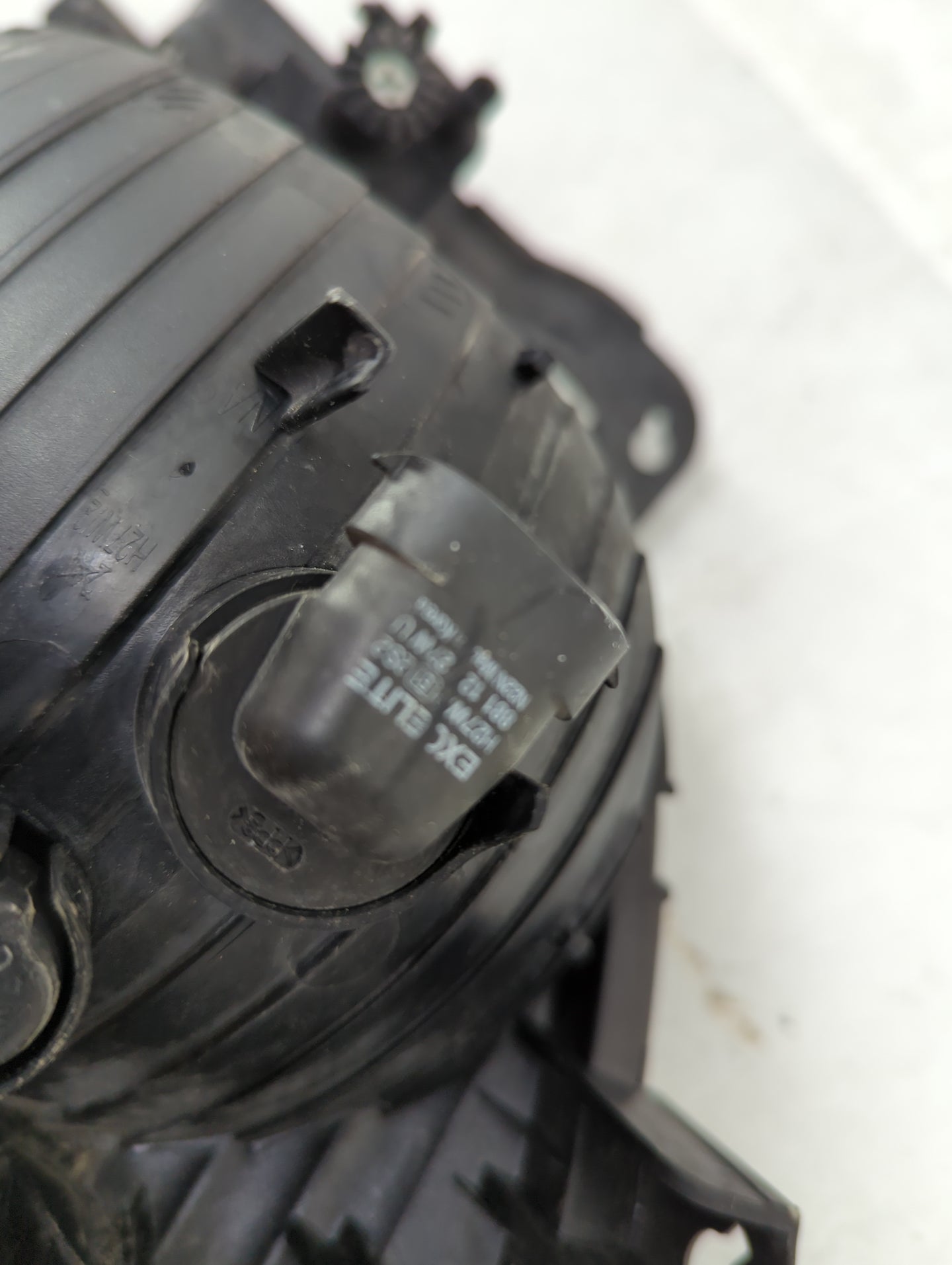 2015-2016 Chrysler 200 Driver Left Oem Fog Light Lamp - Oemusedautoparts1.com