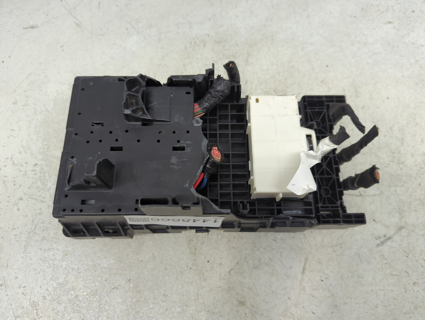 2015 Chrysler 200 Fusebox Fuse Box Panel Relay Module P/N:04692143AA 6356-5110 Fits OEM Used Auto Parts - Oemusedautoparts1.