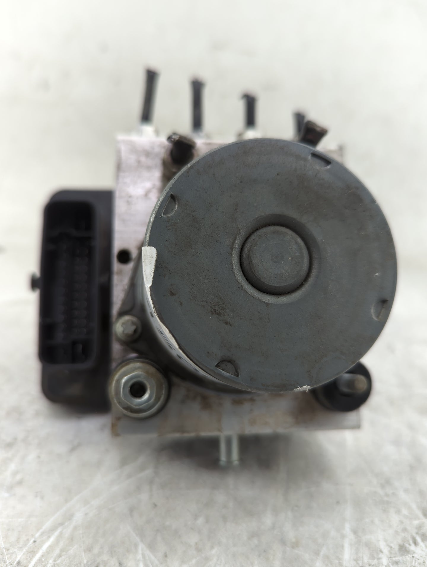 2015 Chrysler 200 ABS Pump Control Module Replacement P/N:P68232470AB Fits OEM Used Auto Parts - Oemusedautoparts1.com