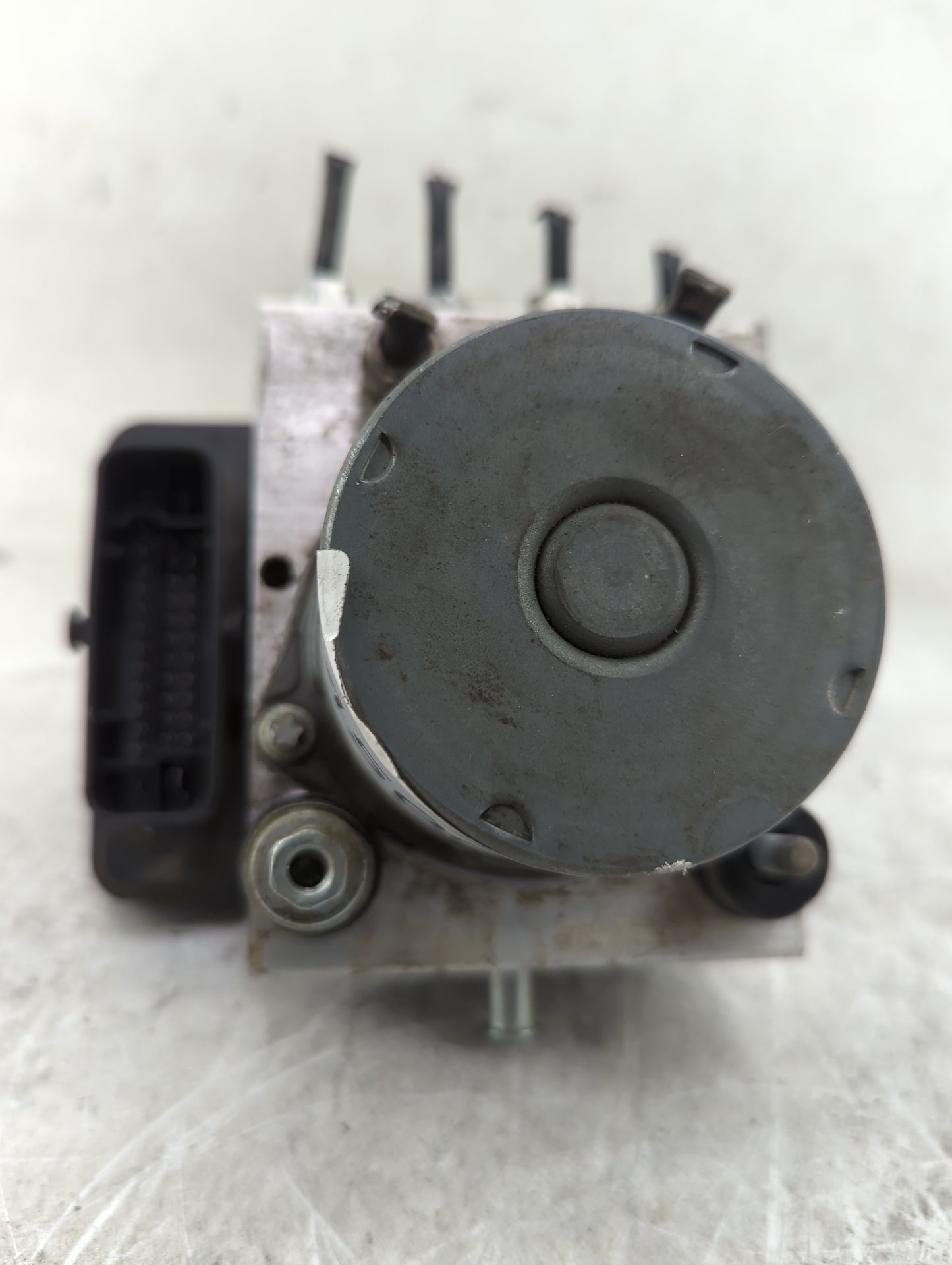 2015 Chrysler 200 ABS Pump Control Module Replacement P/N:P68232470AB Fits OEM Used Auto Parts - Oemusedautoparts1.com
