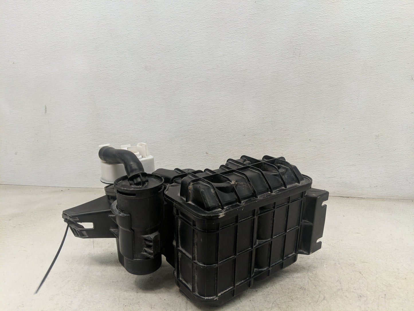 2015 Chrysler 200 Fuel Vapor Charcoal Canister 1461877 - Oemusedautoparts1.com