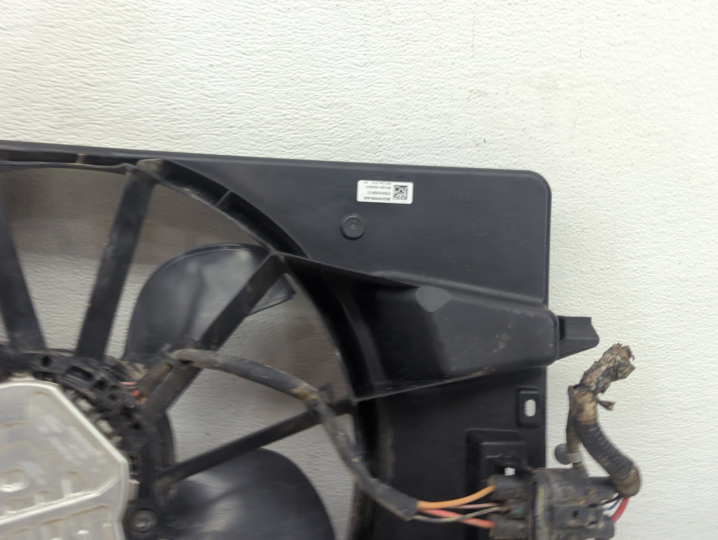 2015-2017 Chrysler 200 Electric Radiator Cooling Fan Motor Assembly Fits Fits 2015 2016 2017 OEM Used Auto Parts - Oemusedau
