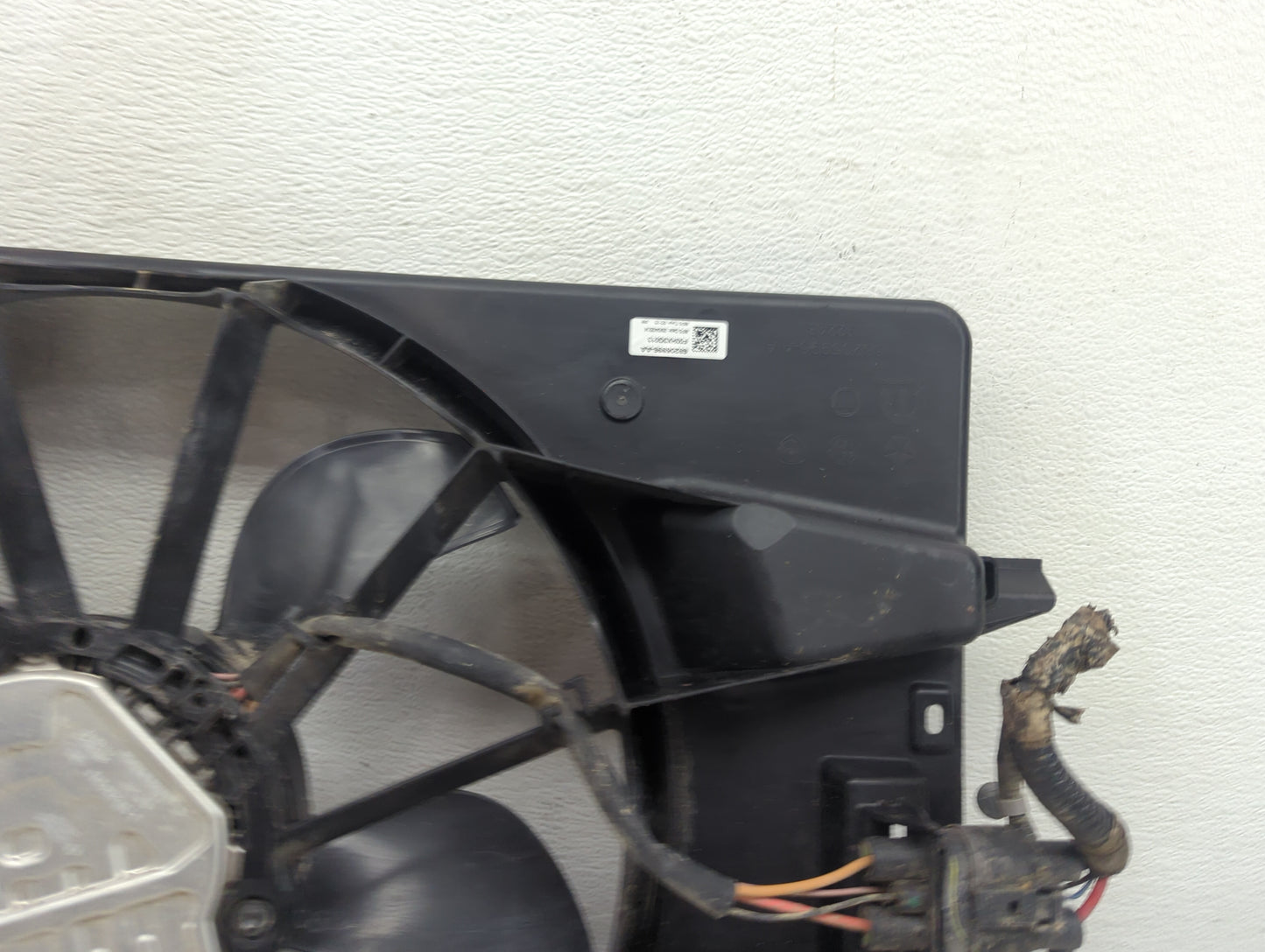 2015-2017 Chrysler 200 Electric Radiator Cooling Fan Motor Assembly Fits Fits 2015 2016 2017 OEM Used Auto Parts - Oemusedau