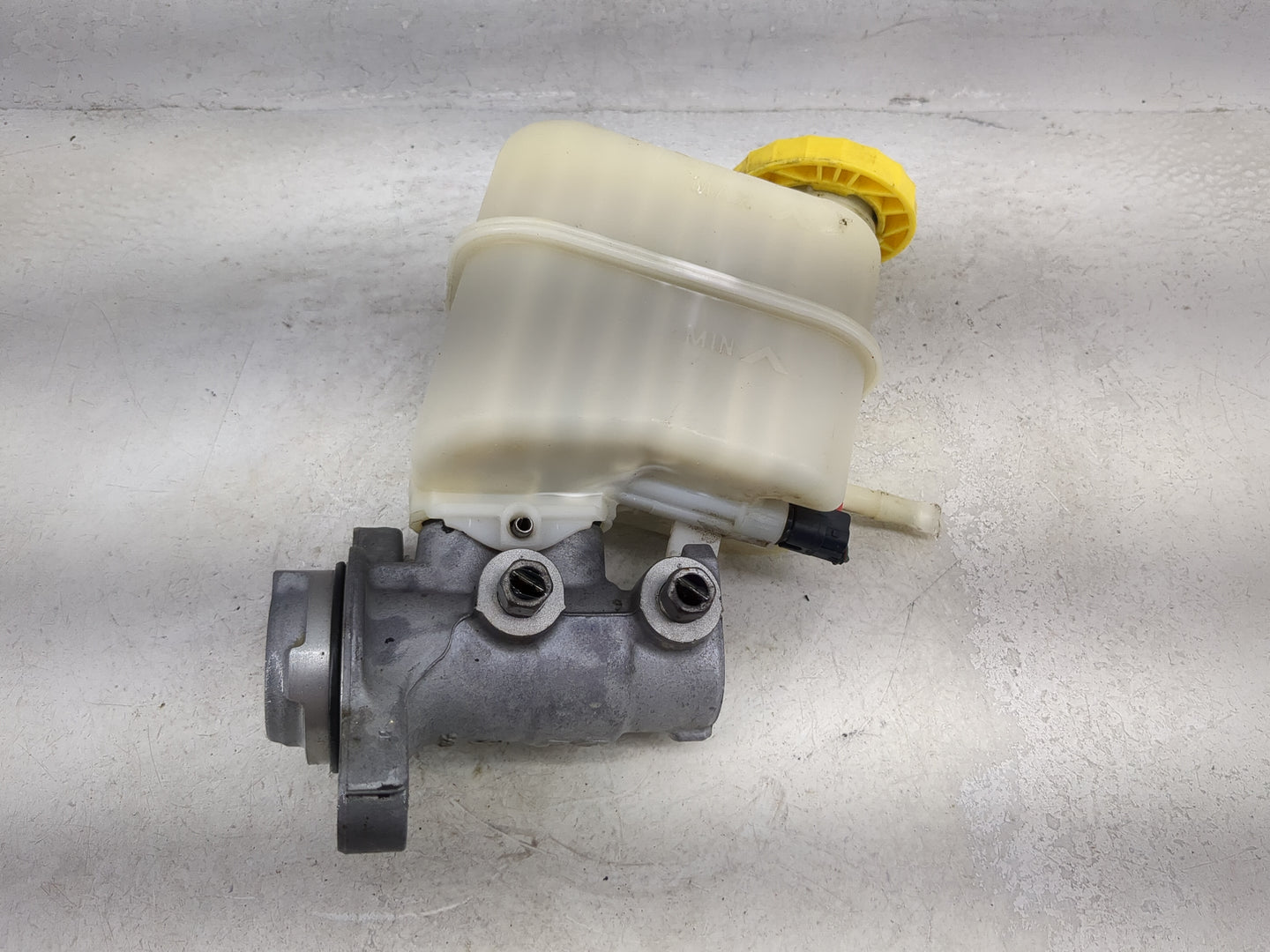 2015-2017 Chrysler 200 Brake Master Cylinder 1491980 - Oemusedautoparts1.com