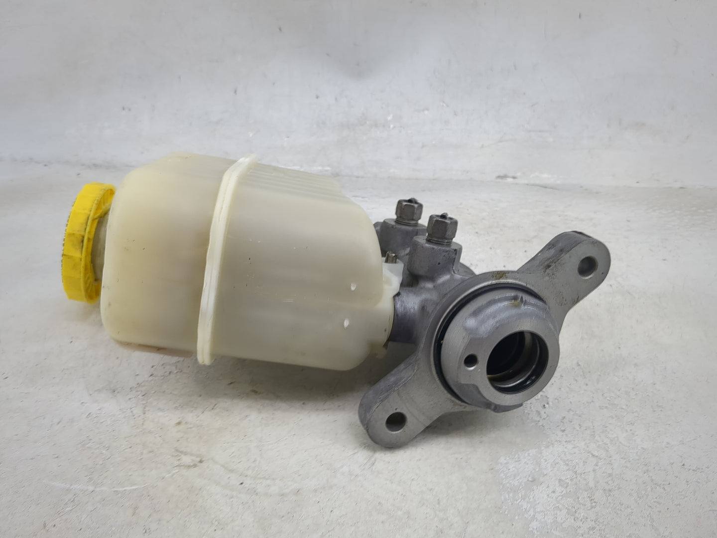 2015-2017 Chrysler 200 Brake Master Cylinder 1491980 - Oemusedautoparts1.com