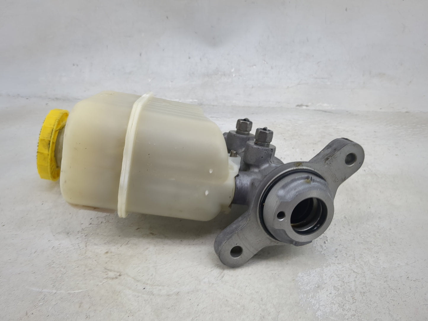 2015-2017 Chrysler 200 Brake Master Cylinder 1491980 - Oemusedautoparts1.com