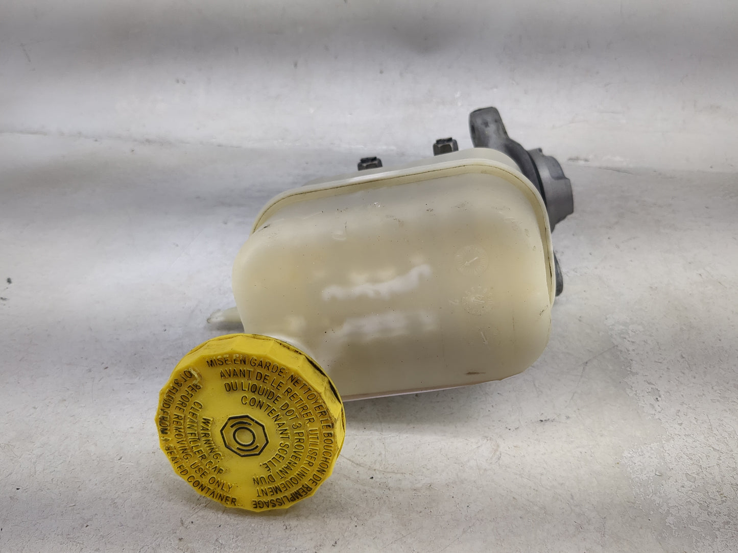 2015-2017 Chrysler 200 Brake Master Cylinder 1491980 - Oemusedautoparts1.com