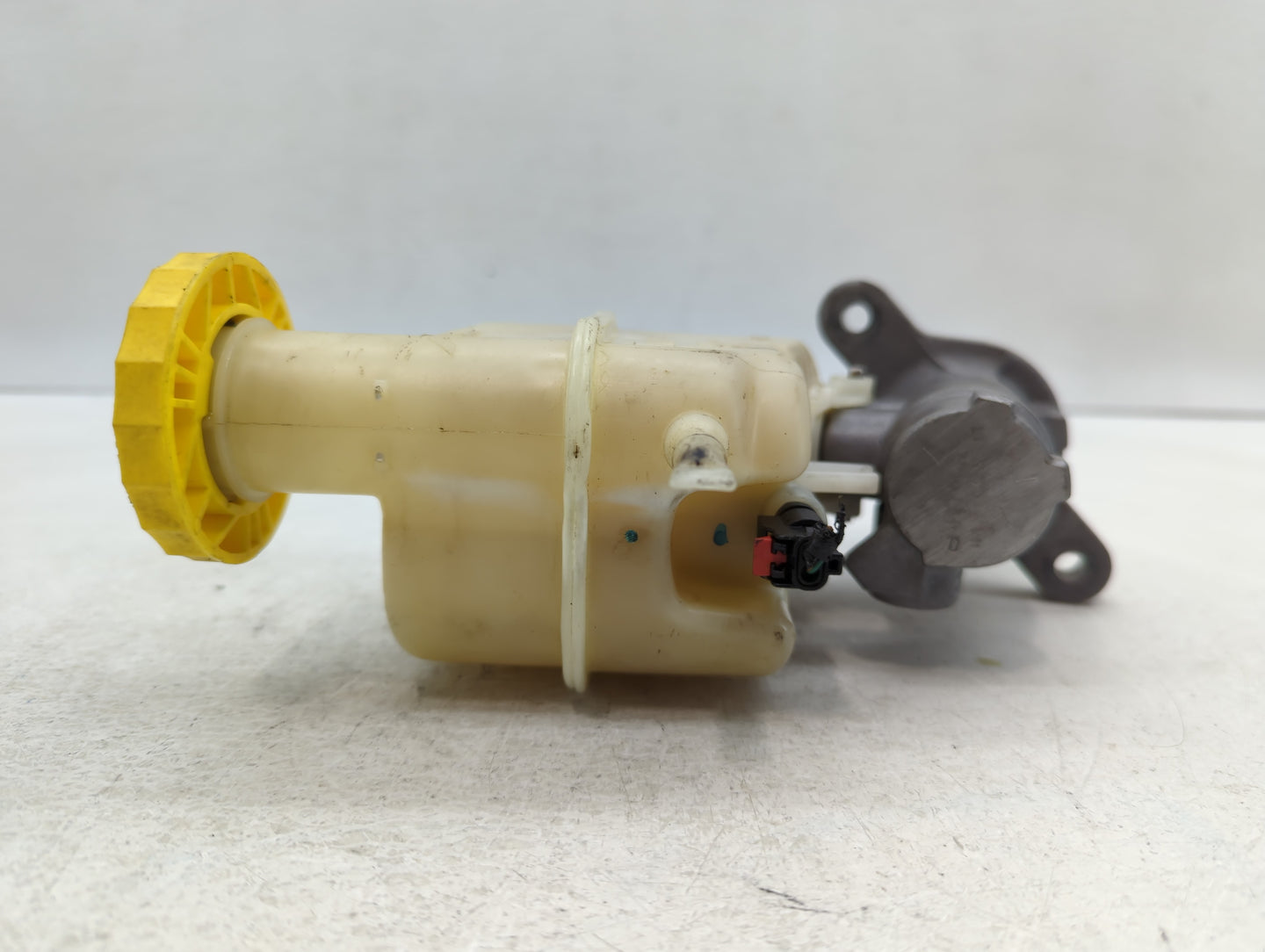 2015-2017 Chrysler 200 Brake Master Cylinder - Oemusedautoparts1.com