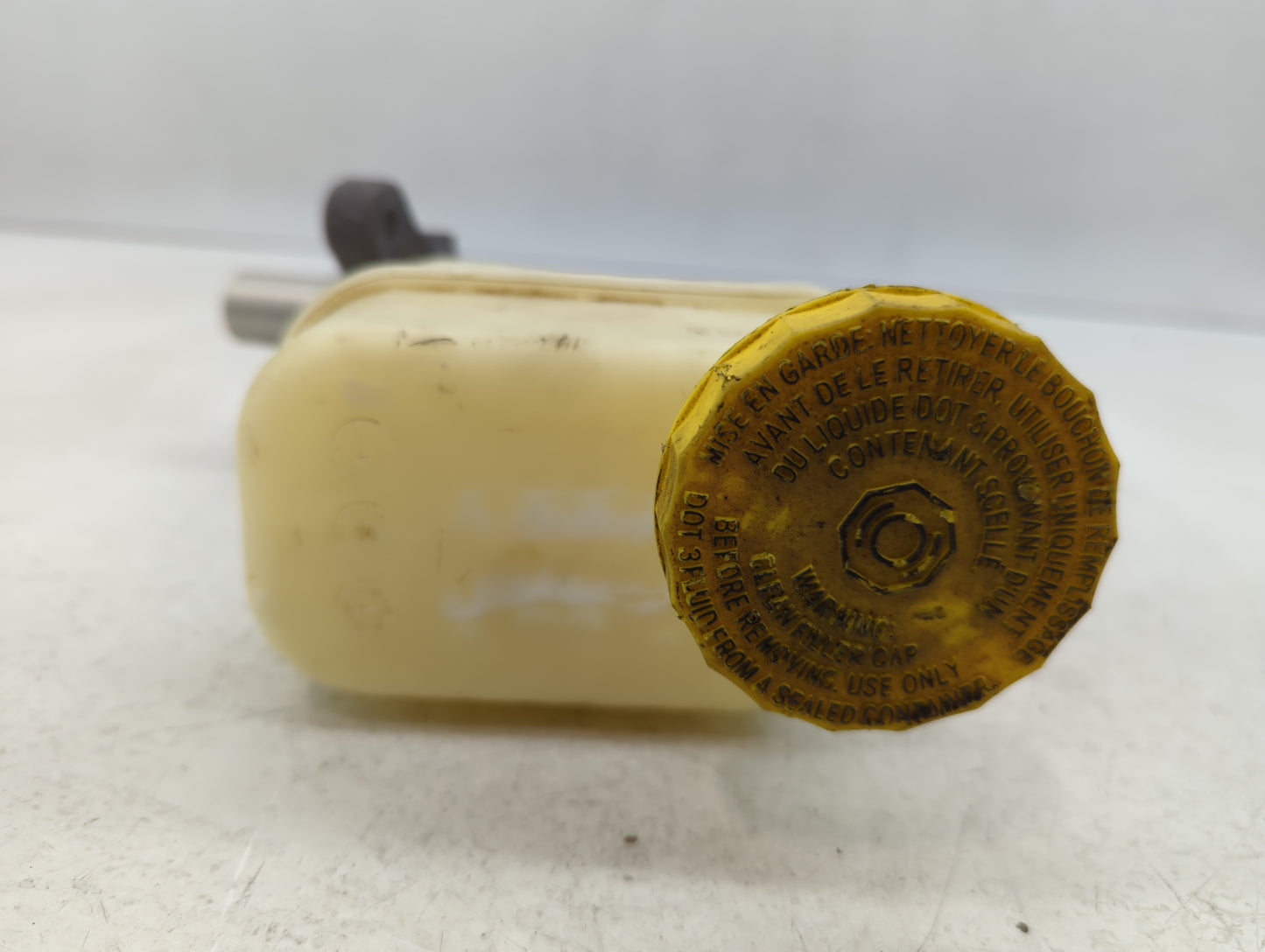 2015-2017 Chrysler 200 Brake Master Cylinder - Oemusedautoparts1.com