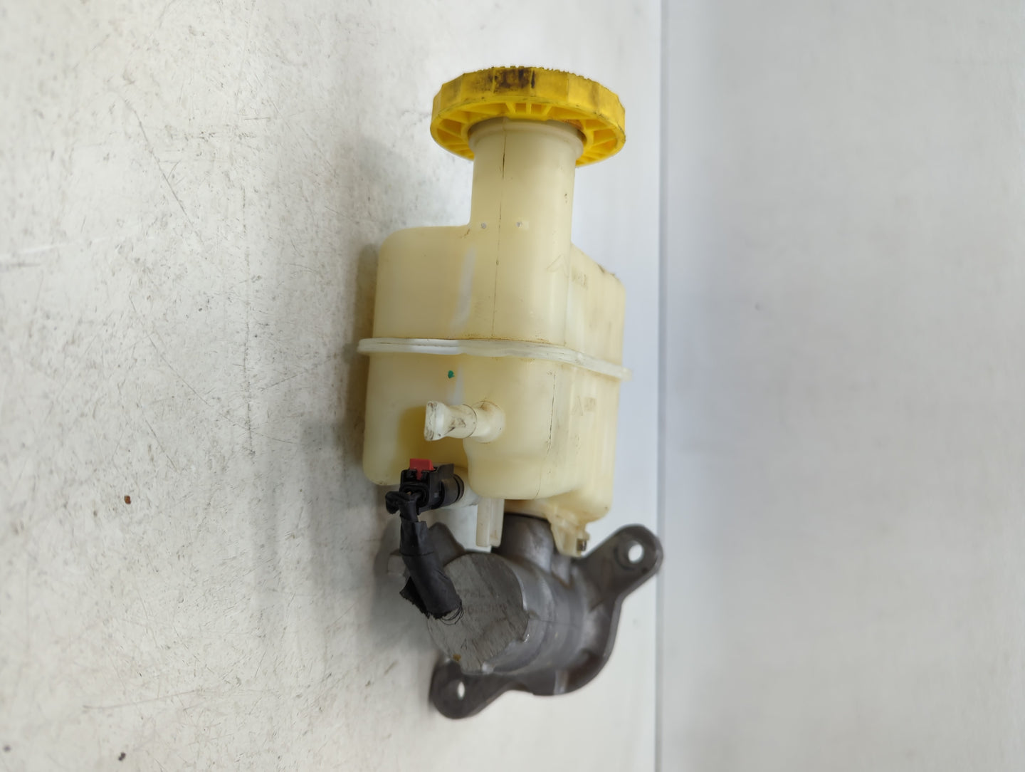 2015-2017 Chrysler 200 Brake Master Cylinder - Oemusedautoparts1.com