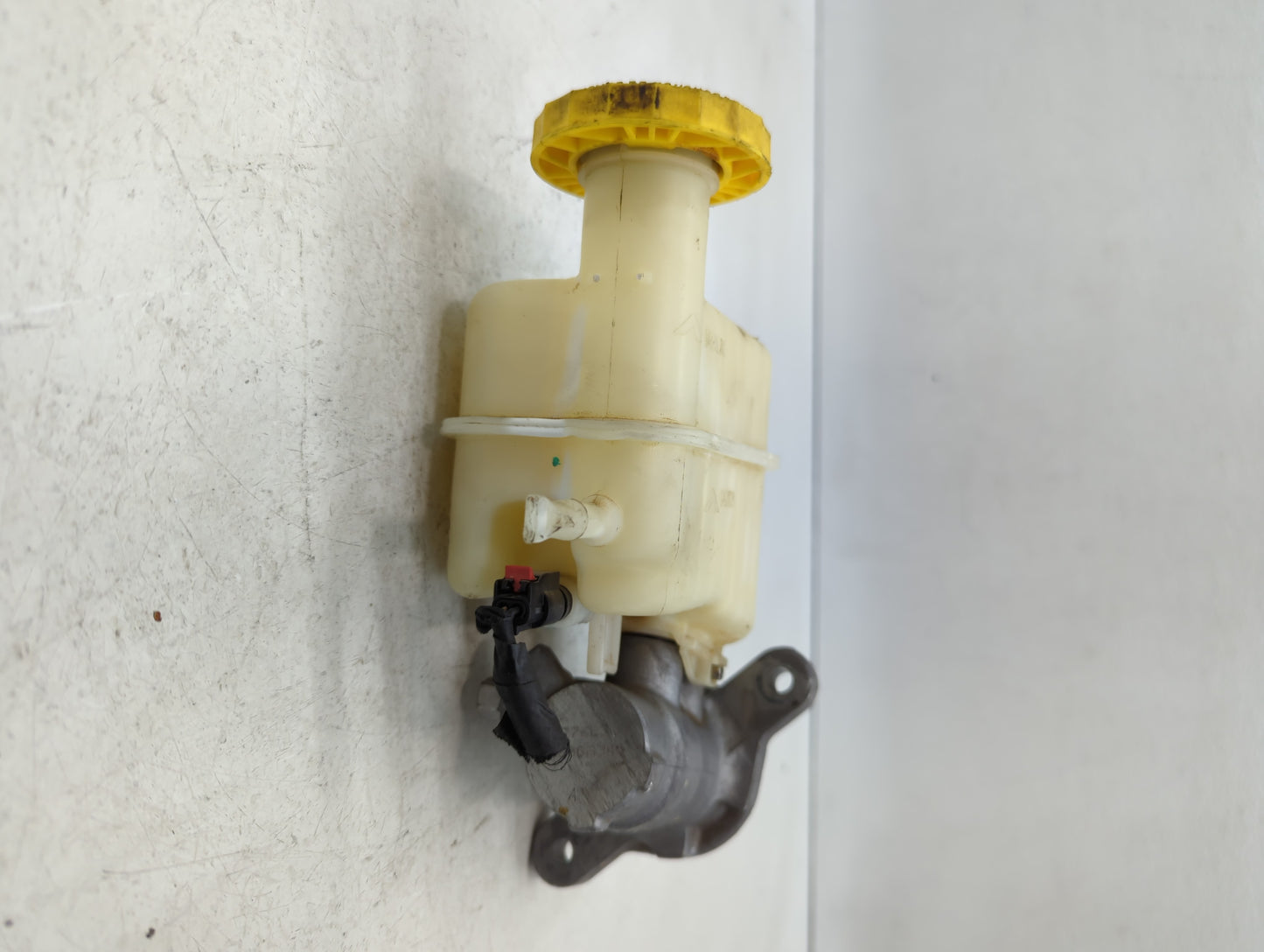 2015-2017 Chrysler 200 Brake Master Cylinder - Oemusedautoparts1.com