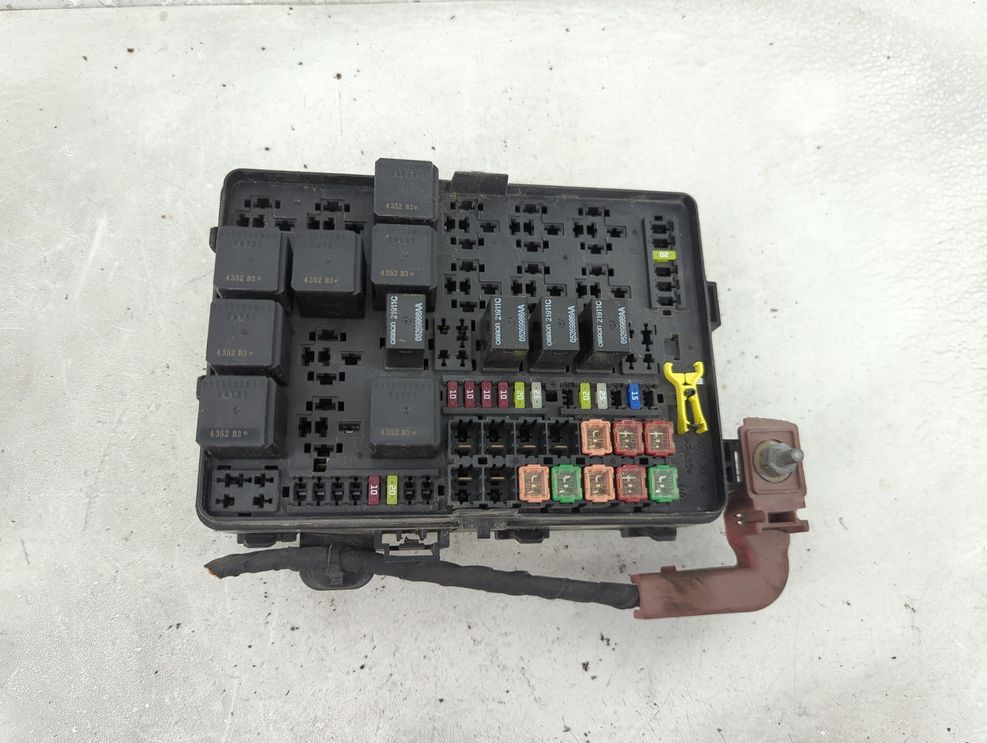 2015 Chrysler 300 Fusebox Fuse Box Panel Relay Module P/N:7171-4656-30 Fits OEM Used Auto Parts - Oemusedautoparts1.com