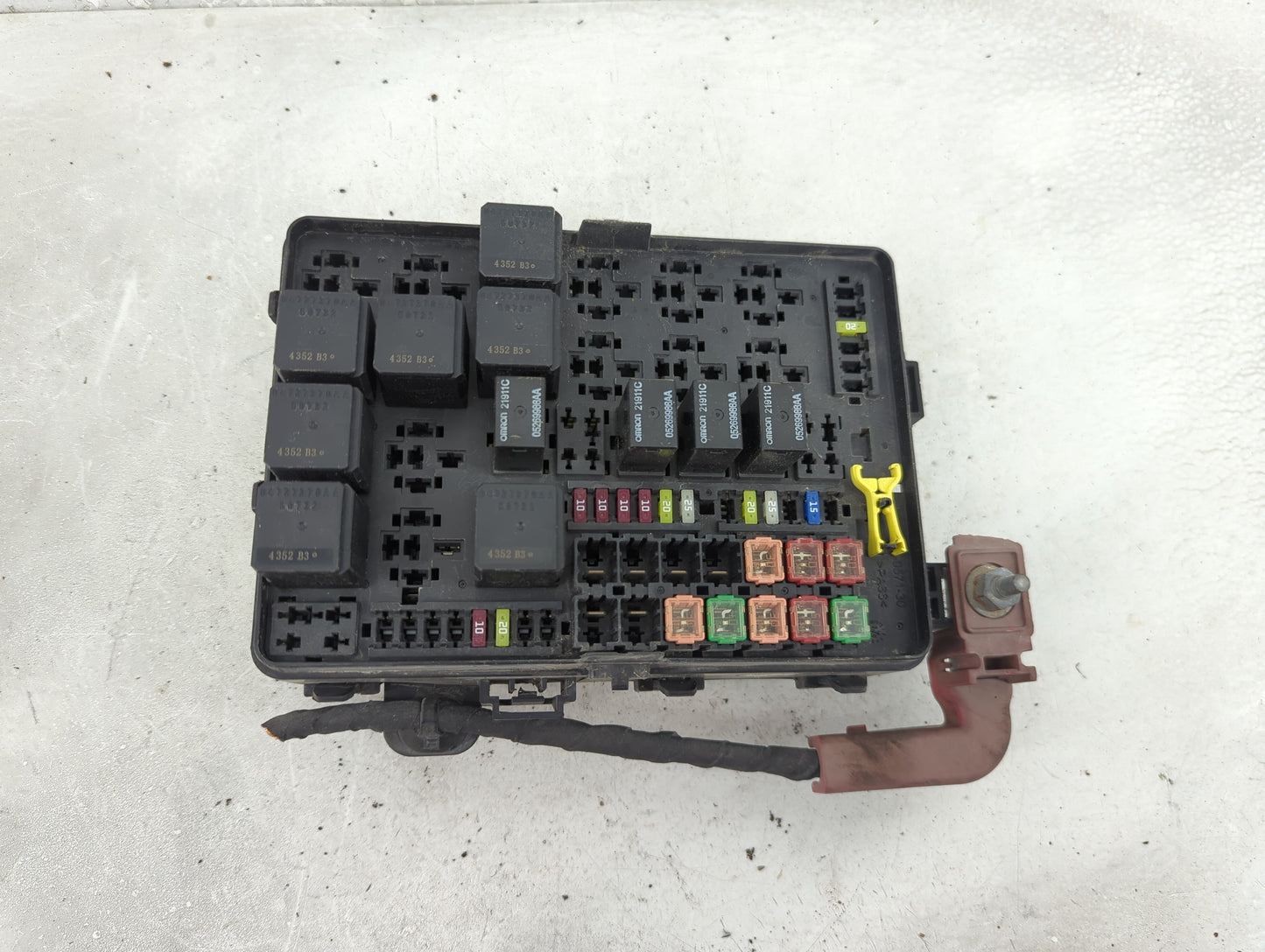2015 Chrysler 300 Fusebox Fuse Box Panel Relay Module P/N:7171-4656-30 Fits OEM Used Auto Parts - Oemusedautoparts1.com