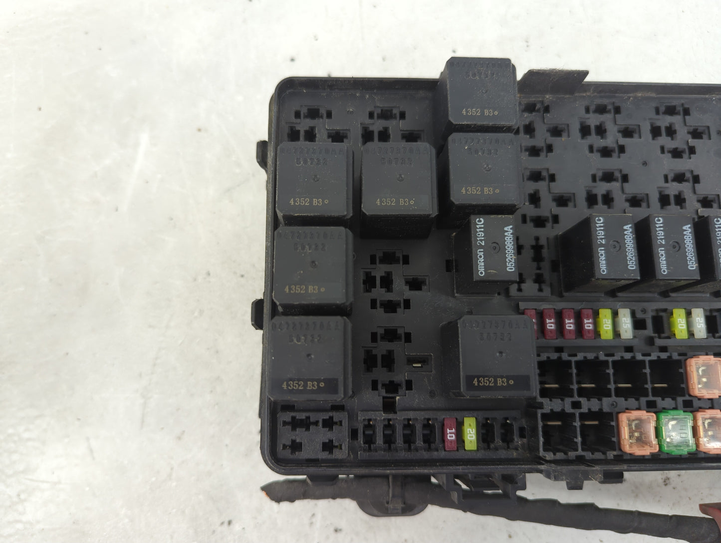 2015 Chrysler 300 Fusebox Fuse Box Panel Relay Module P/N:7171-4656-30 Fits OEM Used Auto Parts - Oemusedautoparts1.com