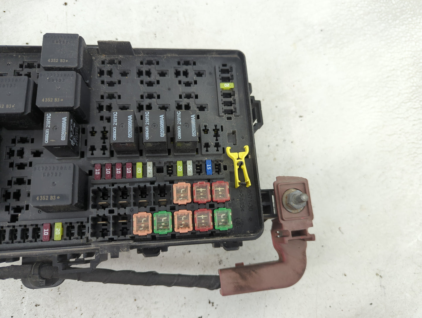 2015 Chrysler 300 Fusebox Fuse Box Panel Relay Module P/N:7171-4656-30 Fits OEM Used Auto Parts - Oemusedautoparts1.com