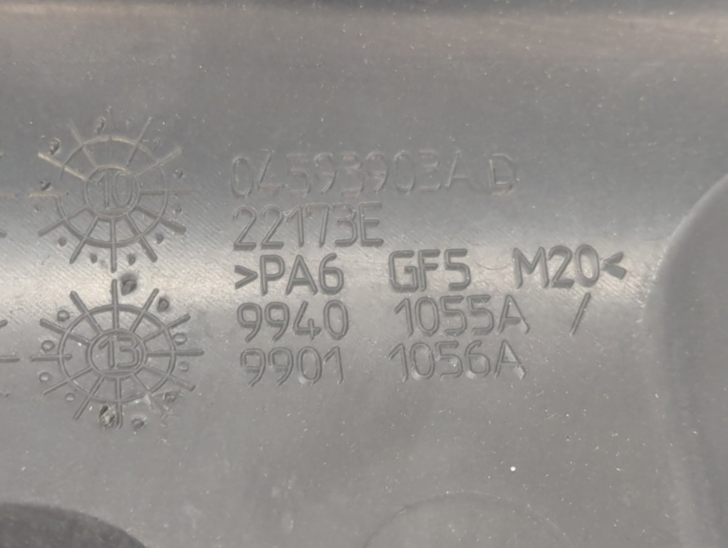2015 Chrysler 300 Engine Cover - Oemusedautoparts1.com