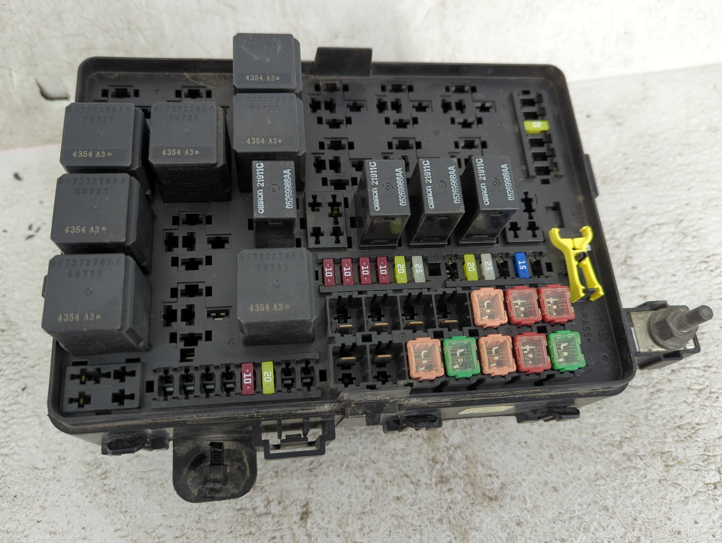 2015 Chrysler 300 Fusebox Fuse Box Panel Relay Module P/N:04727370AA 05269988AA, 7171-4656-30, 7154-7630-30 Fits OEM Used Au