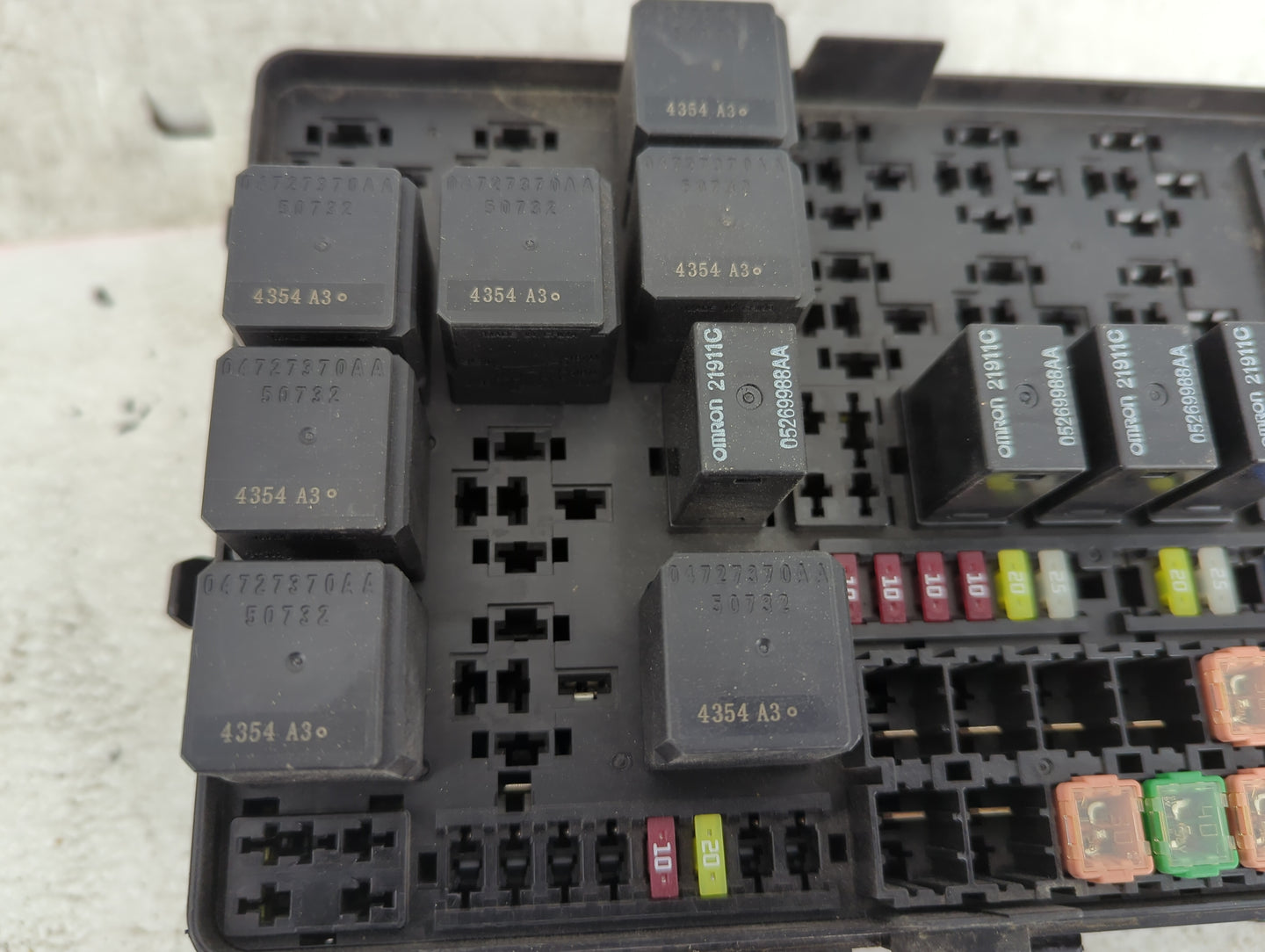 2015 Chrysler 300 Fusebox Fuse Box Panel Relay Module P/N:04727370AA 05269988AA, 7171-4656-30, 7154-7630-30 Fits OEM Used Au