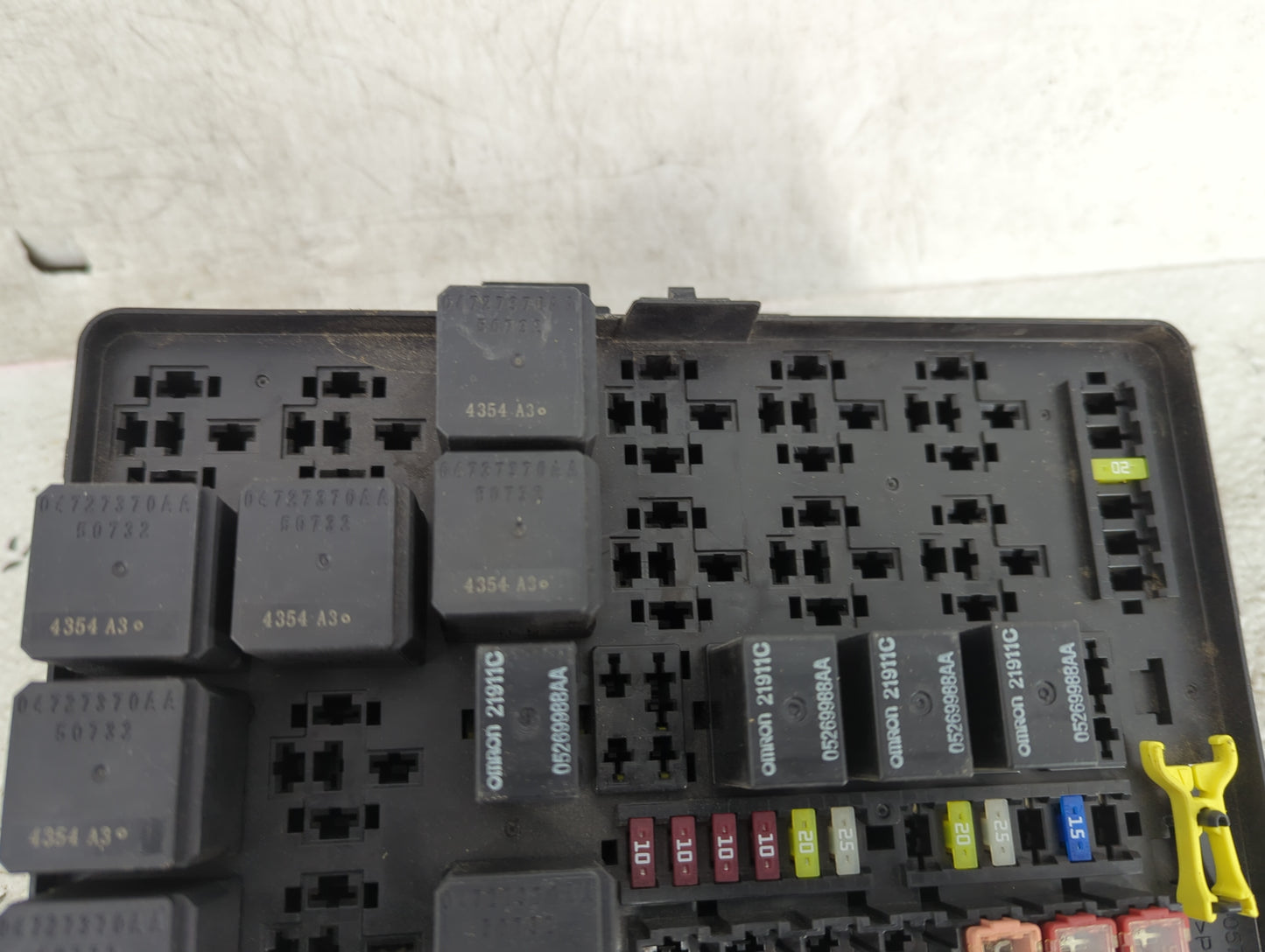 2015 Chrysler 300 Fusebox Fuse Box Panel Relay Module P/N:04727370AA 05269988AA, 7171-4656-30, 7154-7630-30 Fits OEM Used Au