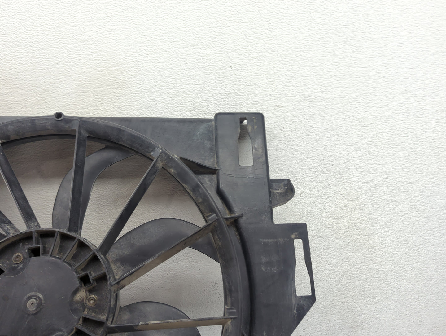 2015 Chrysler Town and Country Electric Radiator Cooling Fan Motor Assembly P/N:68266799AD 05005674AD Fits OEM Used Auto Par