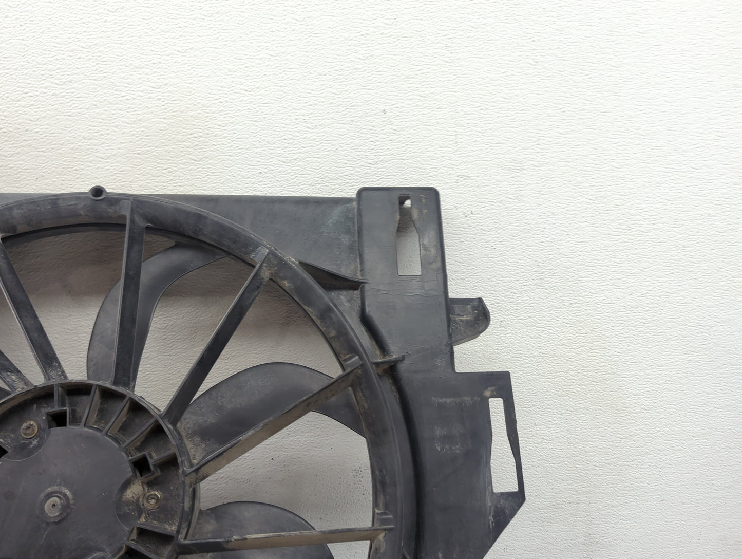 2015 Chrysler Town and Country Electric Radiator Cooling Fan Motor Assembly P/N:68266799AD 05005674AD Fits OEM Used Auto Par