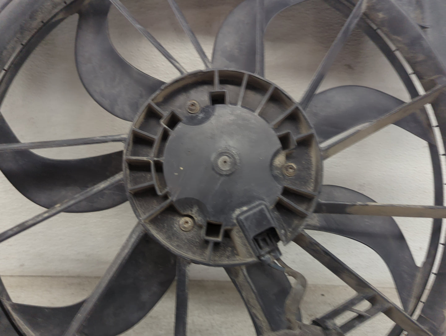 2015 Chrysler Town and Country Electric Radiator Cooling Fan Motor Assembly P/N:68266799AD 05005674AD Fits OEM Used Auto Par