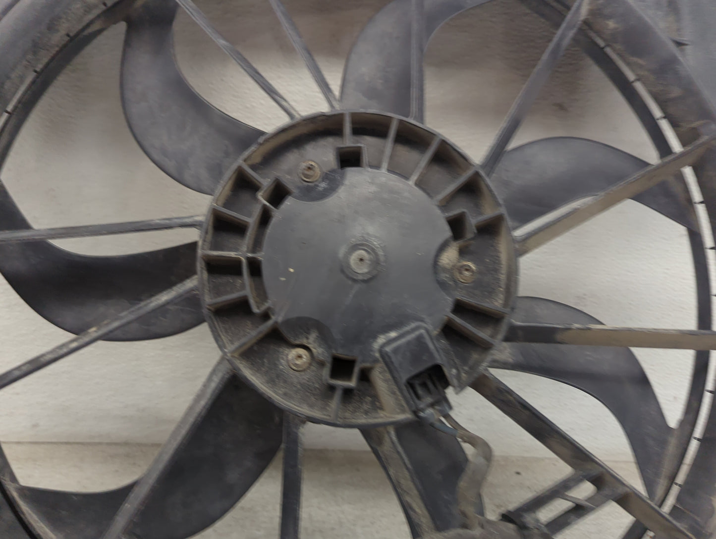 2015 Chrysler Town and Country Electric Radiator Cooling Fan Motor Assembly P/N:68266799AD 05005674AD Fits OEM Used Auto Par