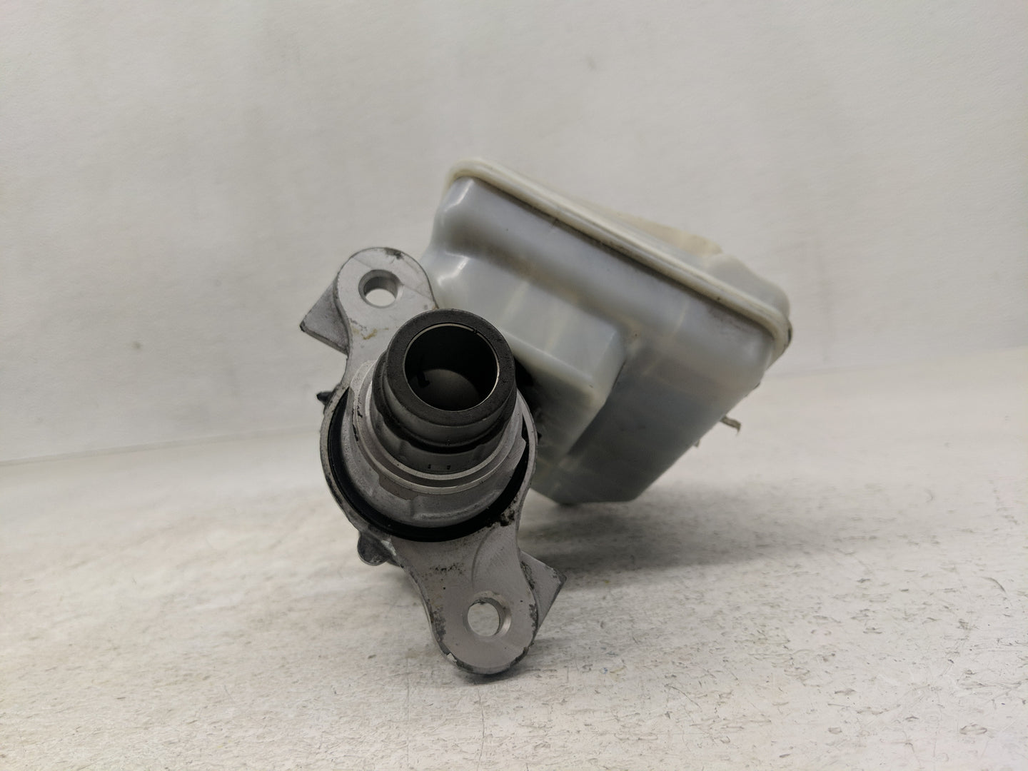 2012-2016 Chrysler Town & Country Brake Master Cylinder 1302312 - Oemusedautoparts1.com