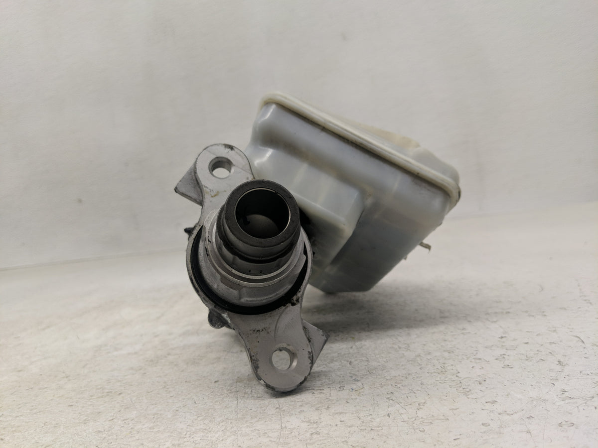2012-2016 Chrysler Town & Country Brake Master Cylinder 1302312 - Oemusedautoparts1.com