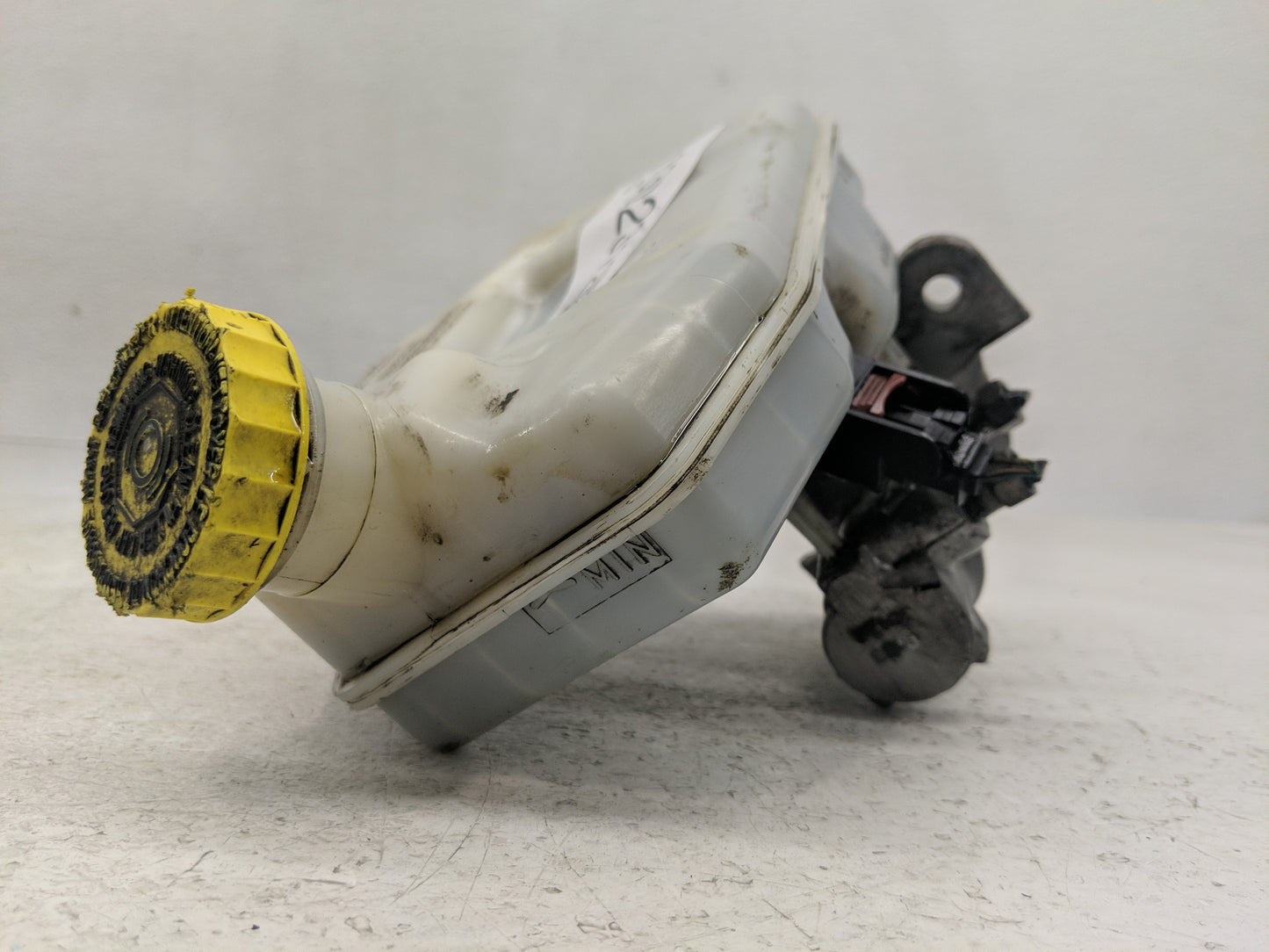 2012-2016 Chrysler Town & Country Brake Master Cylinder 1302312 - Oemusedautoparts1.com