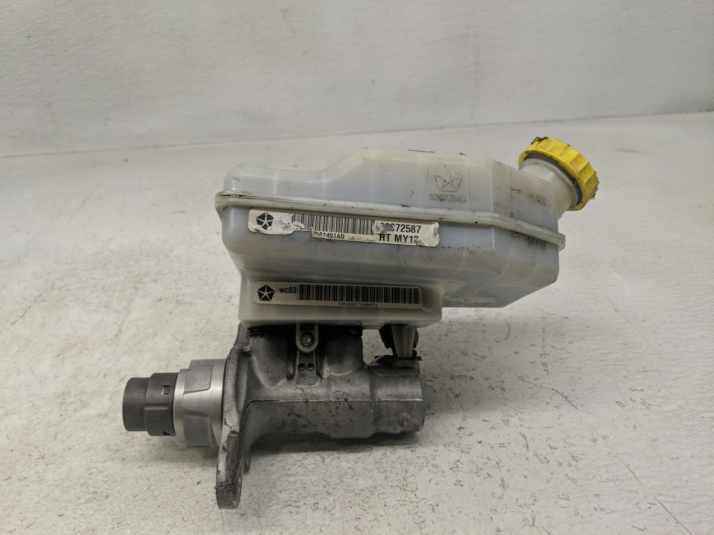 2012-2016 Chrysler Town & Country Brake Master Cylinder - Oemusedautoparts1.com