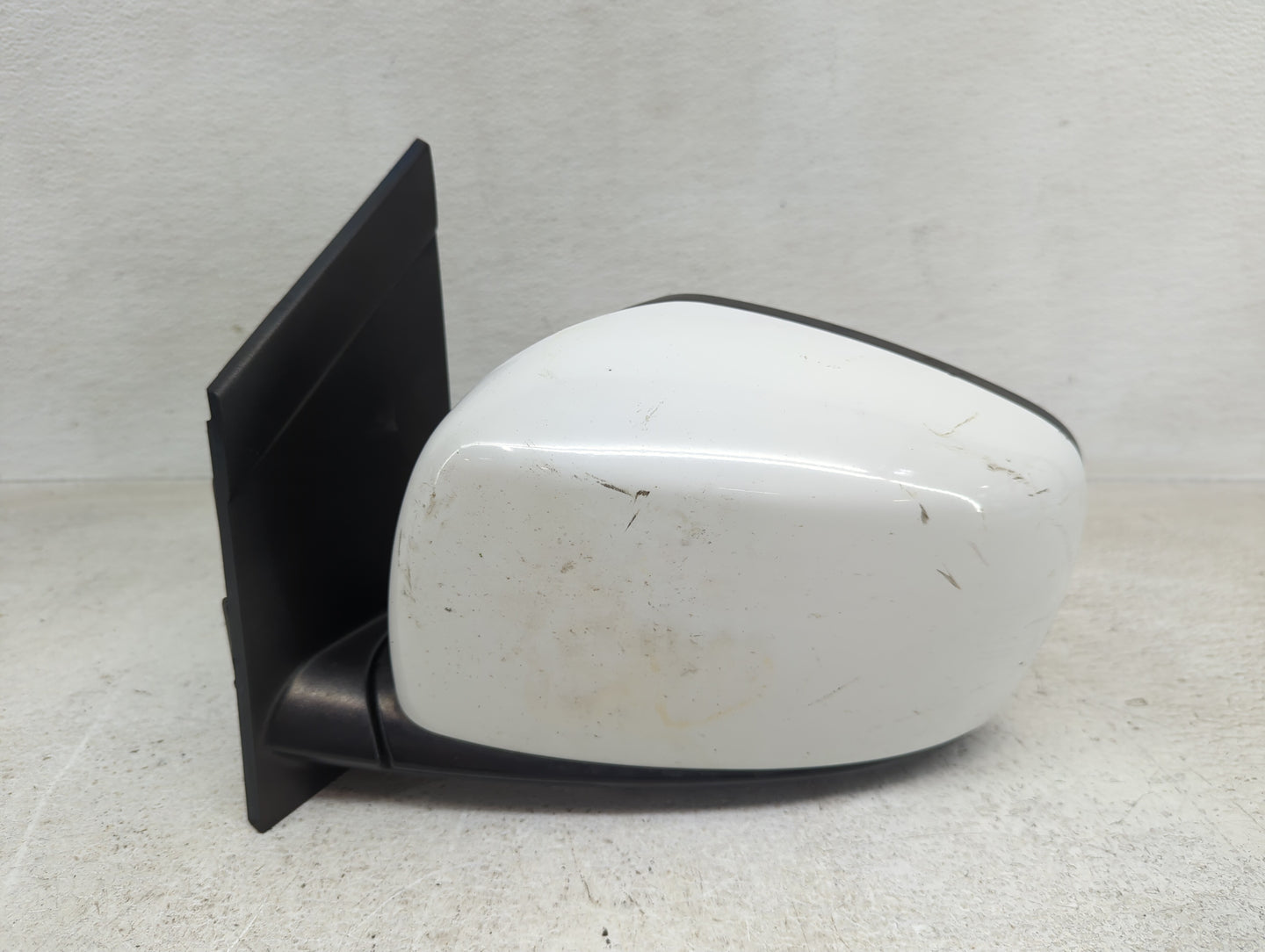 2011-2016 Chrysler Town & Country Driver Side View Mirror - Left Door Mirror OEM Used - Oemusedautoparts1.com