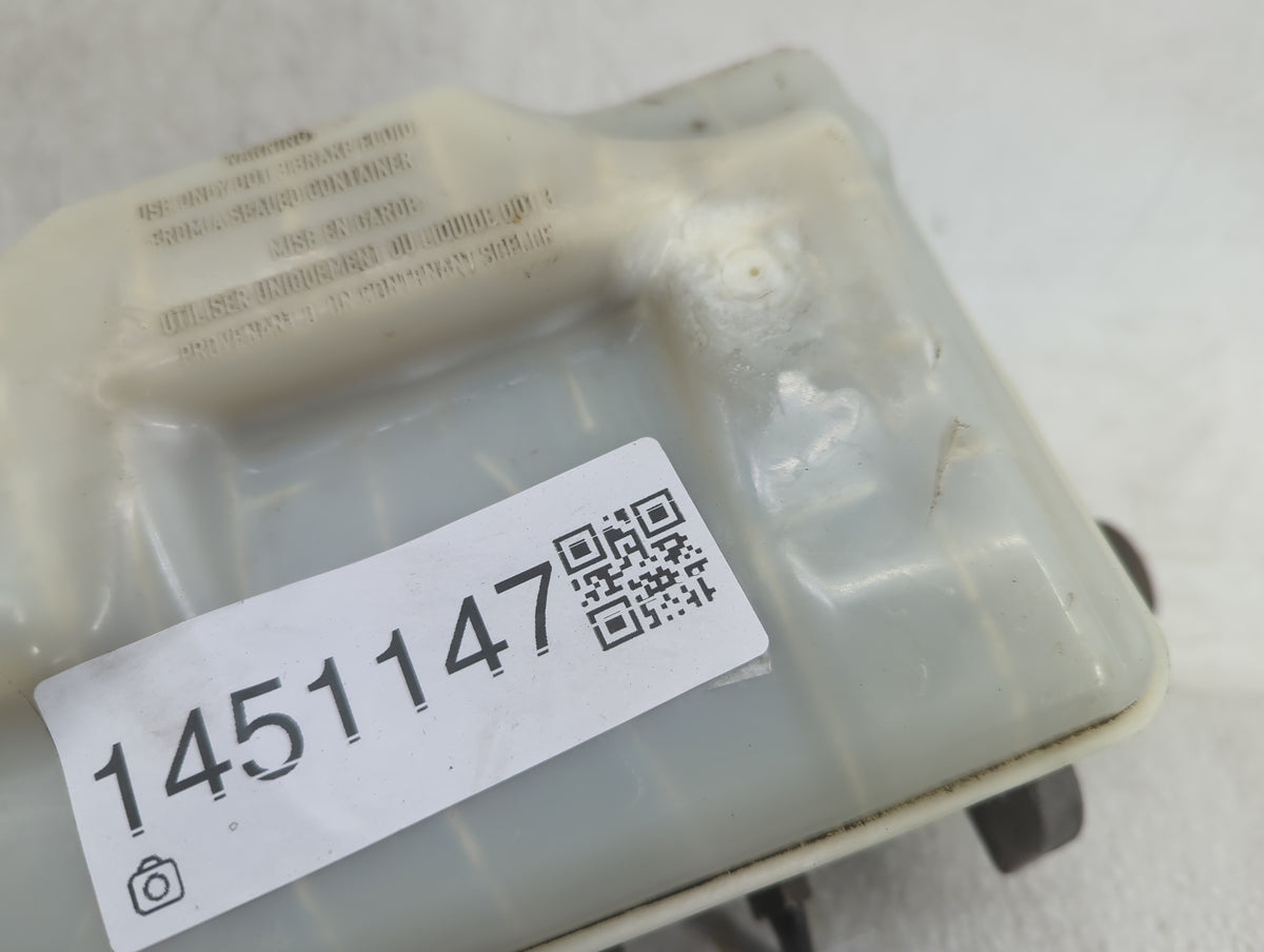 2012-2016 Chrysler Town & Country Brake Master Cylinder 1451147 - Oemusedautoparts1.com