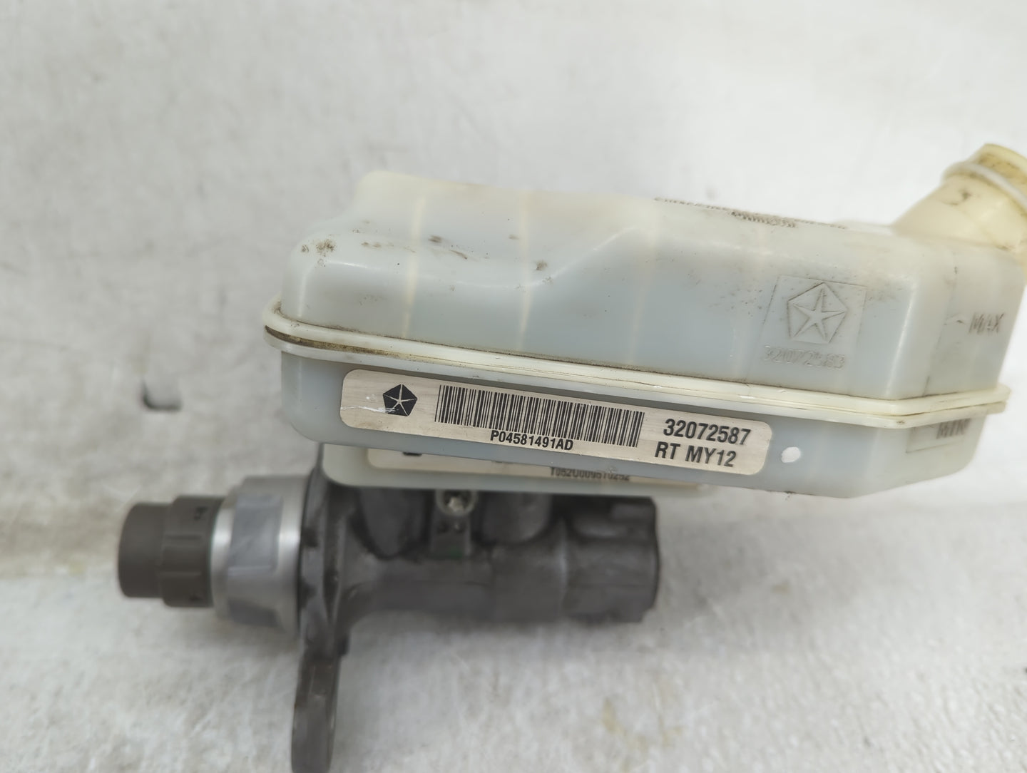 2012-2016 Chrysler Town & Country Brake Master Cylinder 1451147 - Oemusedautoparts1.com