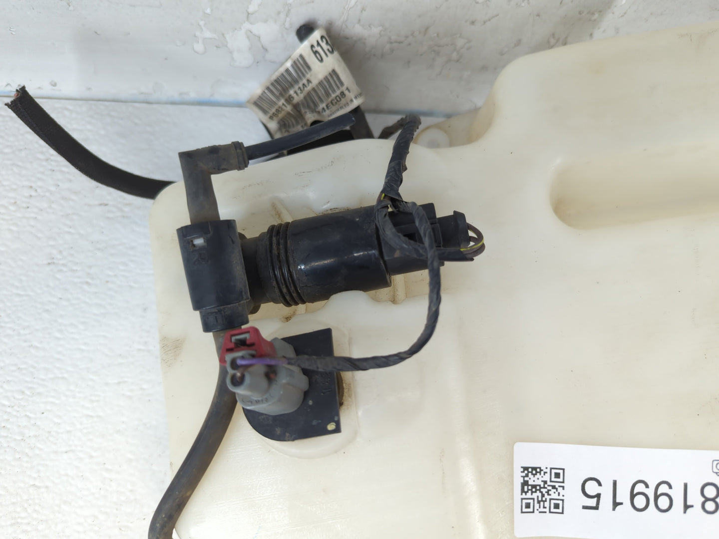 2011 Chrysler Town & Country Windshield Washer Fluid Reservoir Bottle Oem - Oemusedautoparts1.com