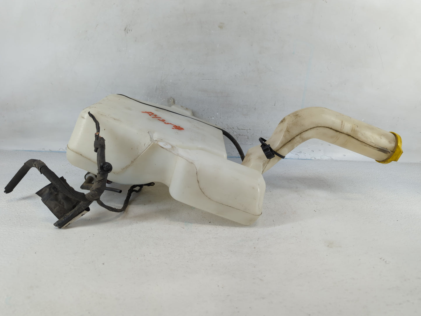 2011 Chrysler Town & Country Windshield Washer Fluid Reservoir Bottle Oem - Oemusedautoparts1.com