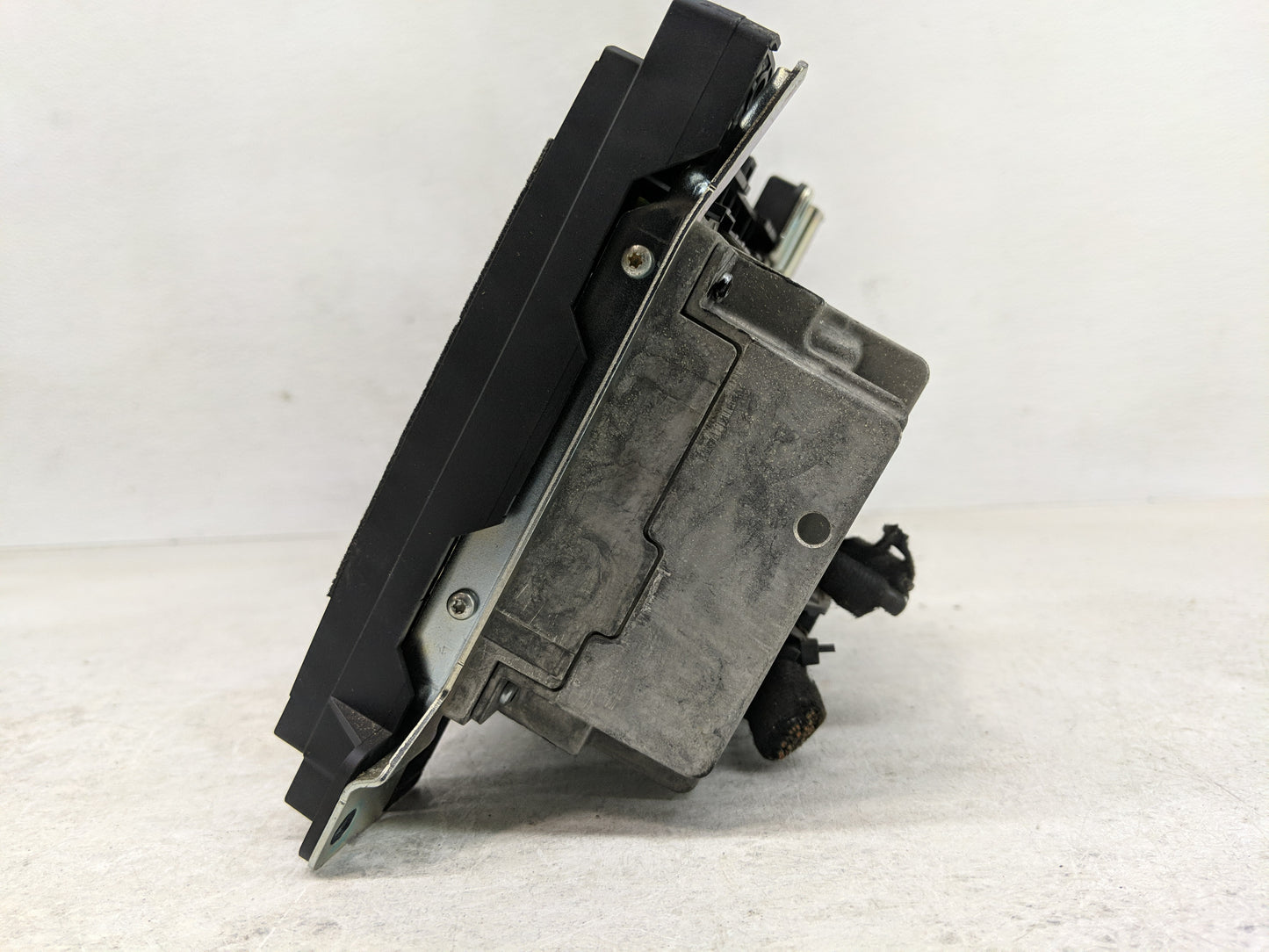 2015-2016 Dodge Challenger Radio AM FM Cd Player Receiver Replacement P/N:2098978-1 Fits Fits 2015 2016 OEM Used Auto Parts 