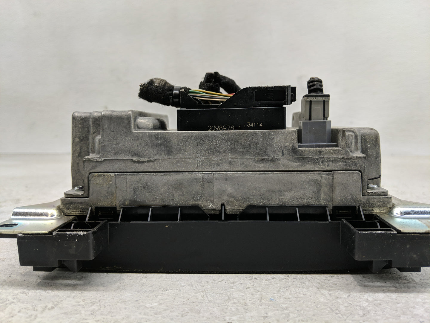 2015-2016 Dodge Challenger Radio AM FM Cd Player Receiver Replacement P/N:2098978-1 Fits Fits 2015 2016 OEM Used Auto Parts 