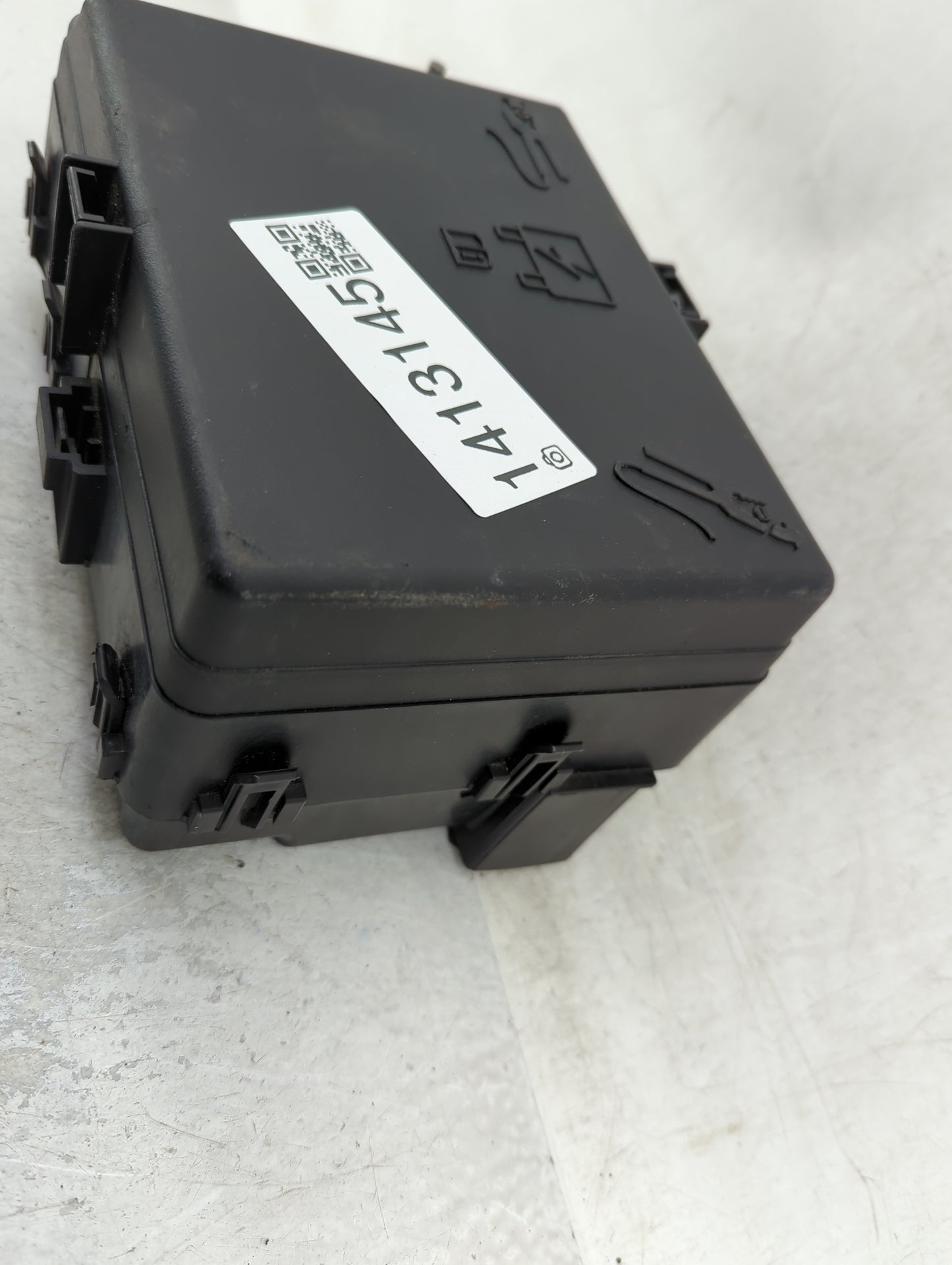 2015 Dodge Challenger Fusebox Fuse Box Panel Relay Module Fits OEM Used Auto Parts - Oemusedautoparts1.com
