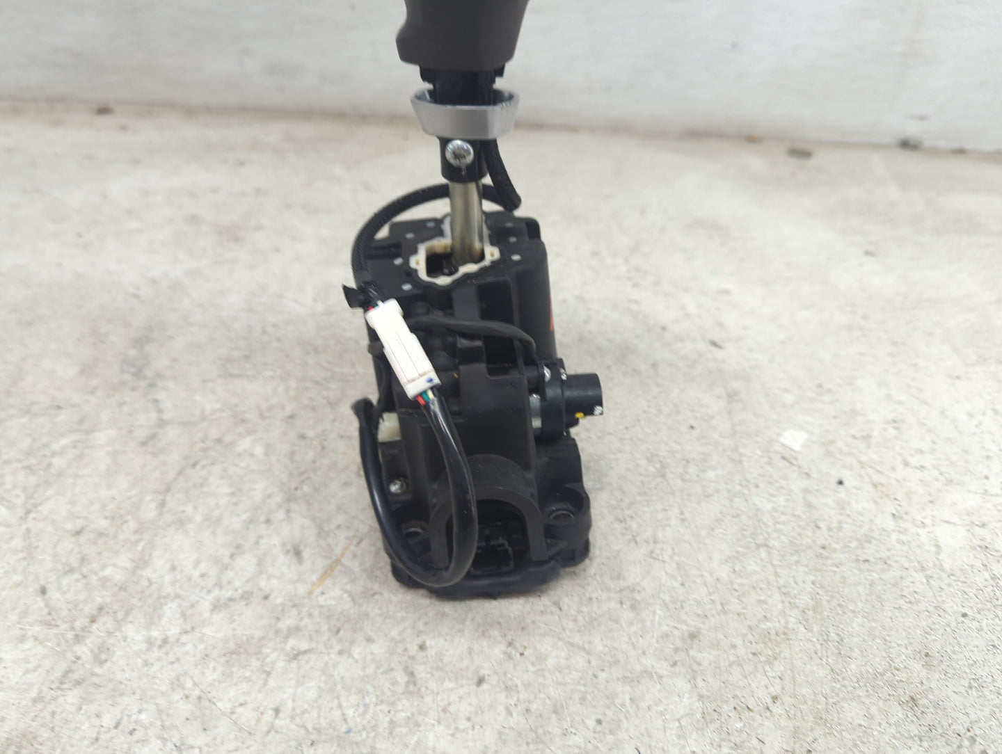 2015 Dodge Challenger Floor Console Assembly Shifter - Oemusedautoparts1.com