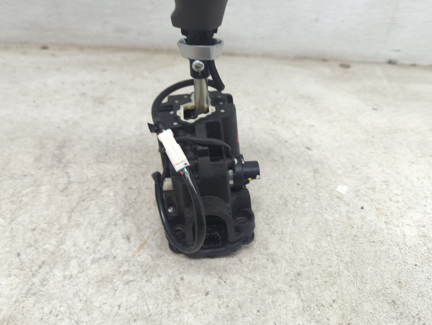 2015 Dodge Challenger Floor Console Assembly Shifter - Oemusedautoparts1.com