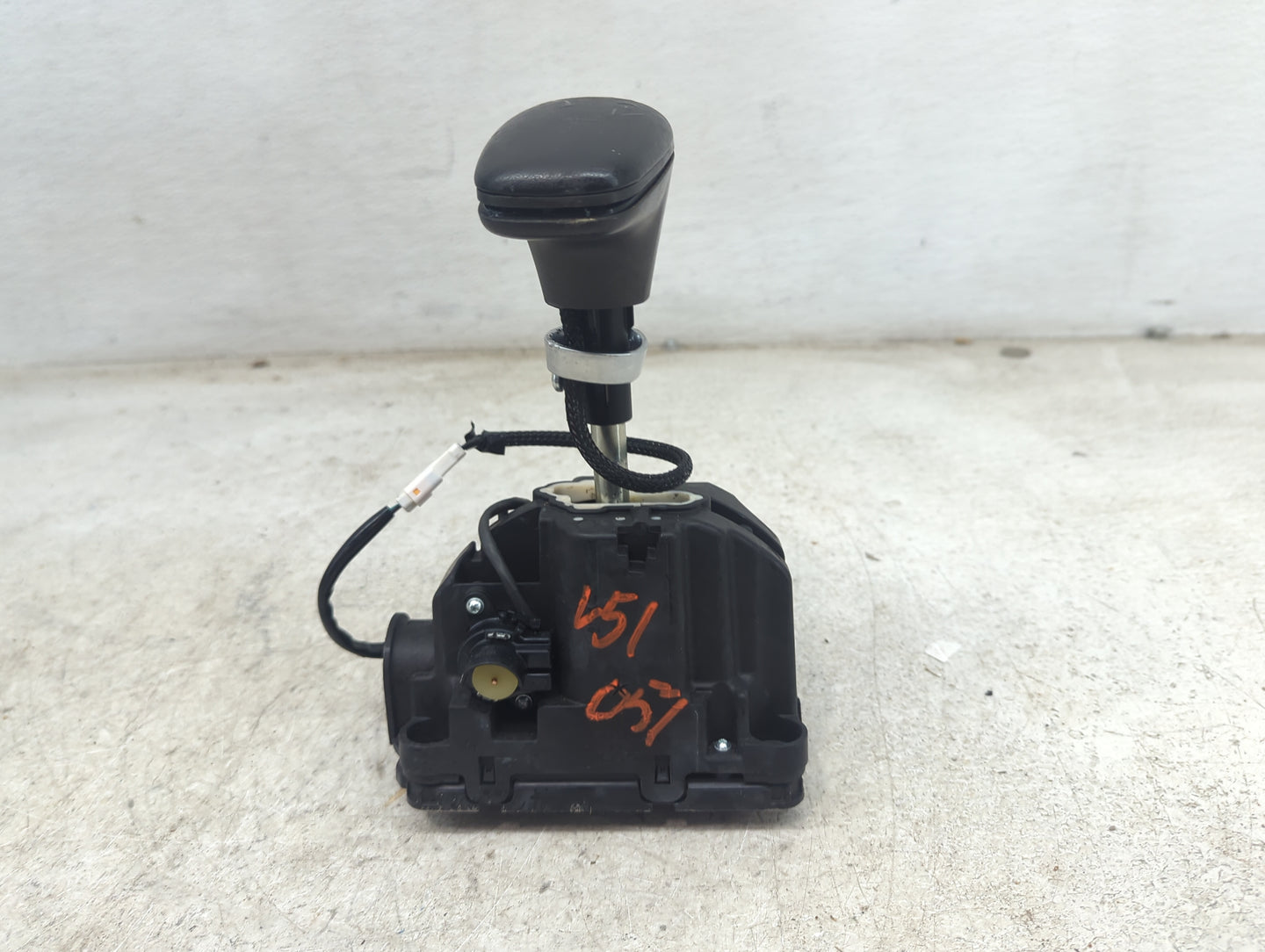 2015 Dodge Challenger Floor Console Assembly Shifter - Oemusedautoparts1.com